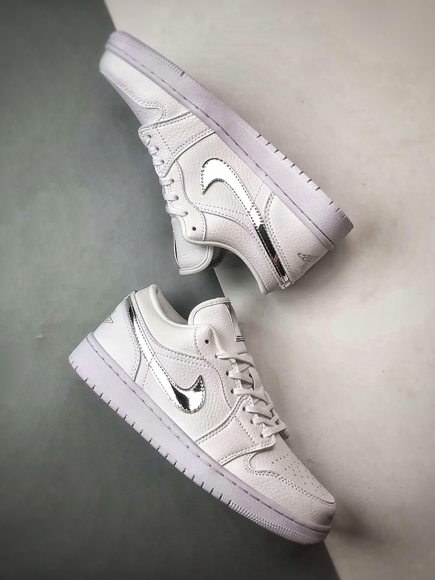 Air Jordan 1 Low 纯白银钩 IQ9381-100-Top High Quatity Cheap Sneakers Fashion Clothing Clothes Bags handbags Shoes of all Brand wholesale With The best Quality And Beautiful Price from China Factory Chinese suppliers wholesaler seller Air Jordan 1 Low 纯白银钩 IQ9381-100
