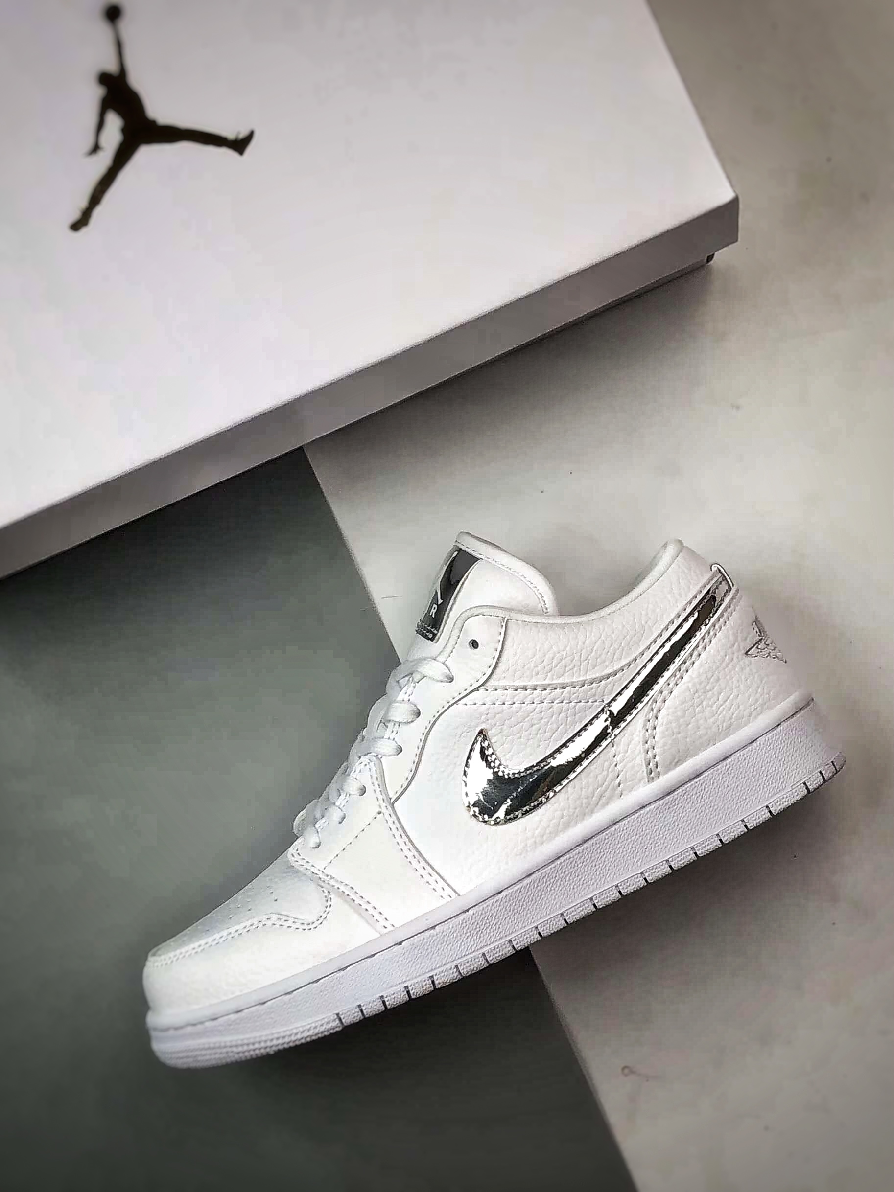 Air Jordan 1 Low 纯白银钩 IQ9381-100-Top High Quatity Cheap Sneakers Fashion Clothing Clothes Bags handbags Shoes of all Brand wholesale With The best Quality And Beautiful Price from China Factory Chinese suppliers wholesaler seller Air Jordan 1 Low 纯白银钩 IQ9381-100