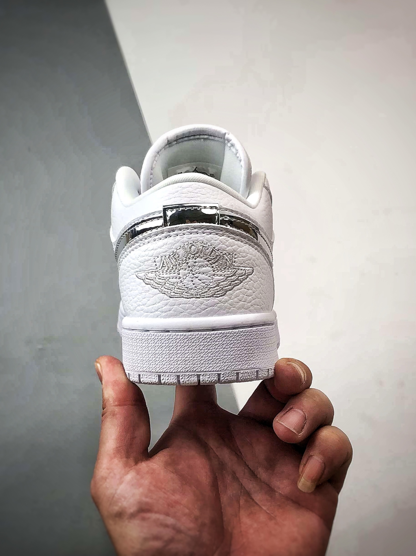 Air Jordan 1 Low 纯白银钩 IQ9381-100-Top High Quatity Cheap Sneakers Fashion Clothing Clothes Bags handbags Shoes of all Brand wholesale With The best Quality And Beautiful Price from China Factory Chinese suppliers wholesaler seller Air Jordan 1 Low 纯白银钩 IQ9381-100
