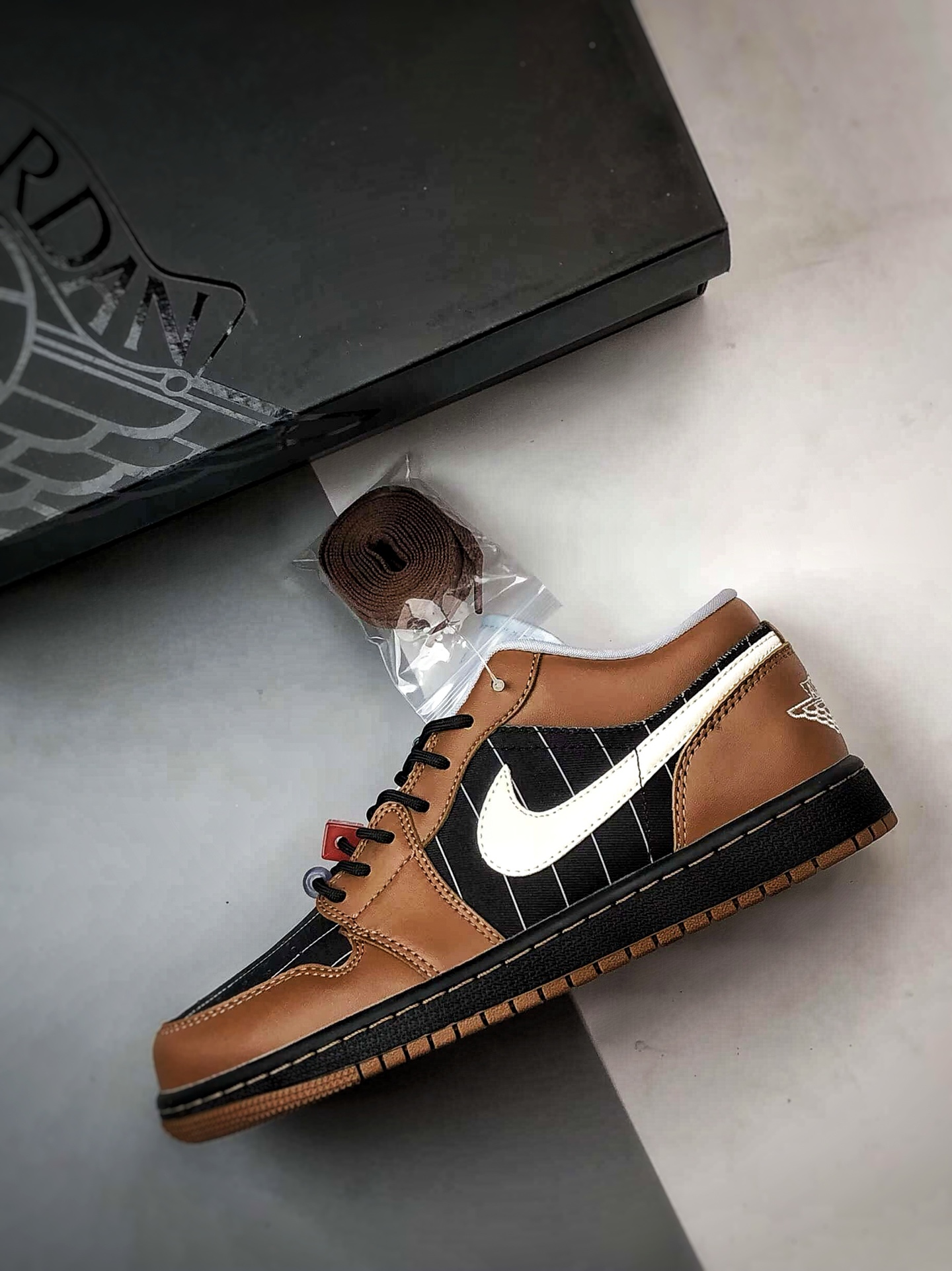 200 Air Jordan 1 Low 条纹深棕 IR7560-010-Chinese UA Cheap High Quatity Brand Clothes Bags handbags Sneakers wholesale wholesaler seller from China Factory suppliers Fashion Clothing Shoes best Quality Beautiful Price 200 Air Jordan 1 Low 条纹深棕 IR7560-010