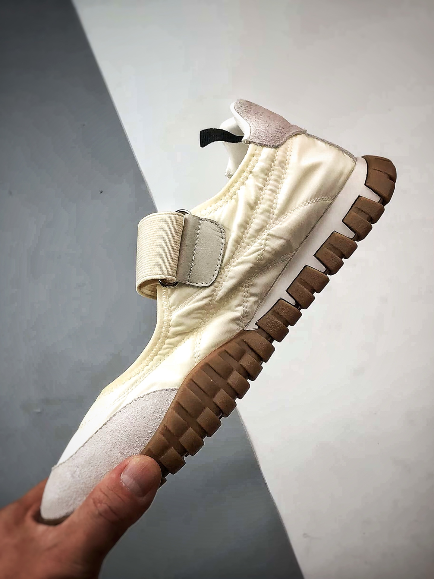 320 MiuMiu/缪缪 Tyre玛丽珍鞋 象牙白 2026早春新品 轮胎运动底魔术贴款凉鞋