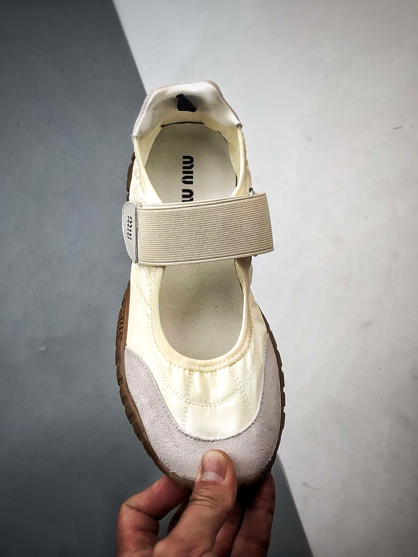 320 MiuMiu/缪缪 Tyre玛丽珍鞋 象牙白 2026早春新品 轮胎运动底魔术贴款凉鞋