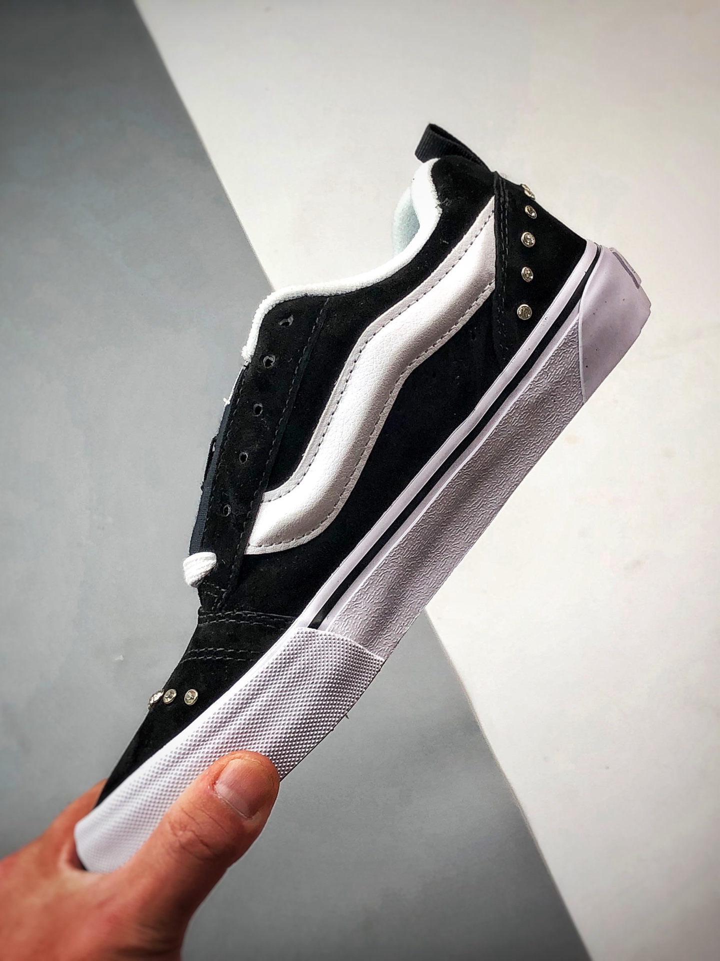 Vans Knu Skool 碎钻铆钉黑白 新款 复古休闲胖胖面包鞋 VN000D75Y28 Vans Knu Skool 碎钻铆钉黑白 新款 复古休闲胖胖面包鞋 VN000D75Y28