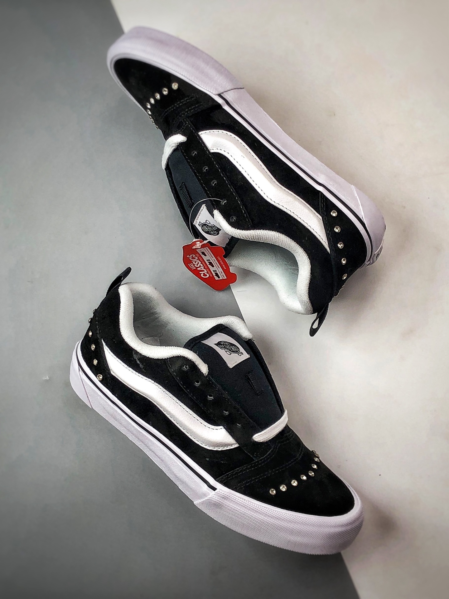 Vans Knu Skool 碎钻铆钉黑白 新款 复古休闲胖胖面包鞋 VN000D75Y28 Vans Knu Skool 碎钻铆钉黑白 新款 复古休闲胖胖面包鞋 VN000D75Y28