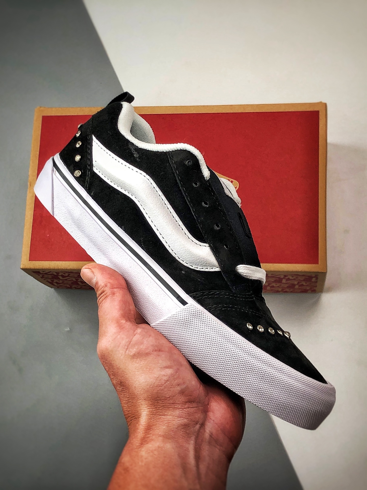Vans Knu Skool 碎钻铆钉黑白 新款 复古休闲胖胖面包鞋 VN000D75Y28 Vans Knu Skool 碎钻铆钉黑白 新款 复古休闲胖胖面包鞋 VN000D75Y28