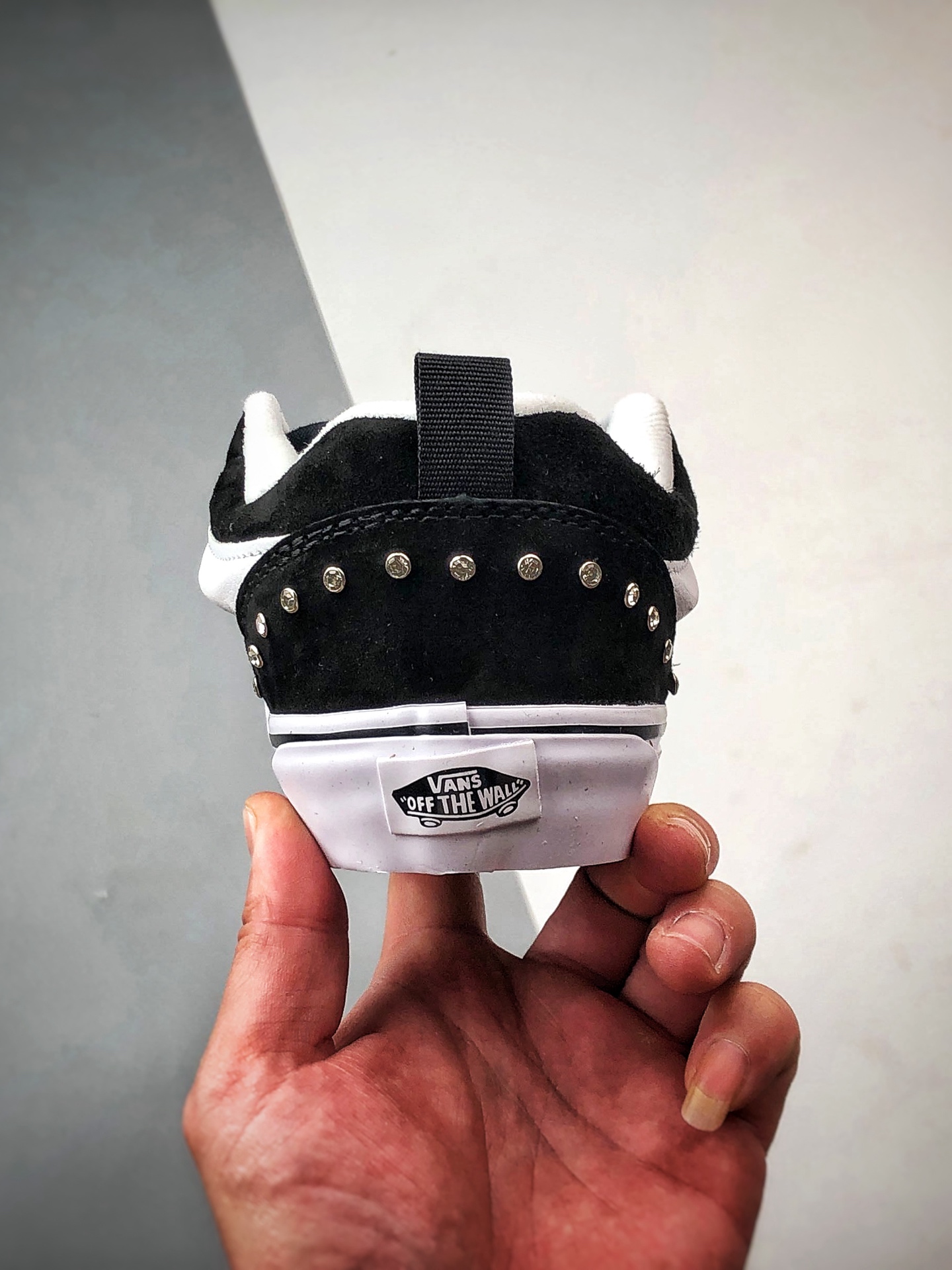 Vans Knu Skool 碎钻铆钉黑白 新款 复古休闲胖胖面包鞋 VN000D75Y28 Vans Knu Skool 碎钻铆钉黑白 新款 复古休闲胖胖面包鞋 VN000D75Y28