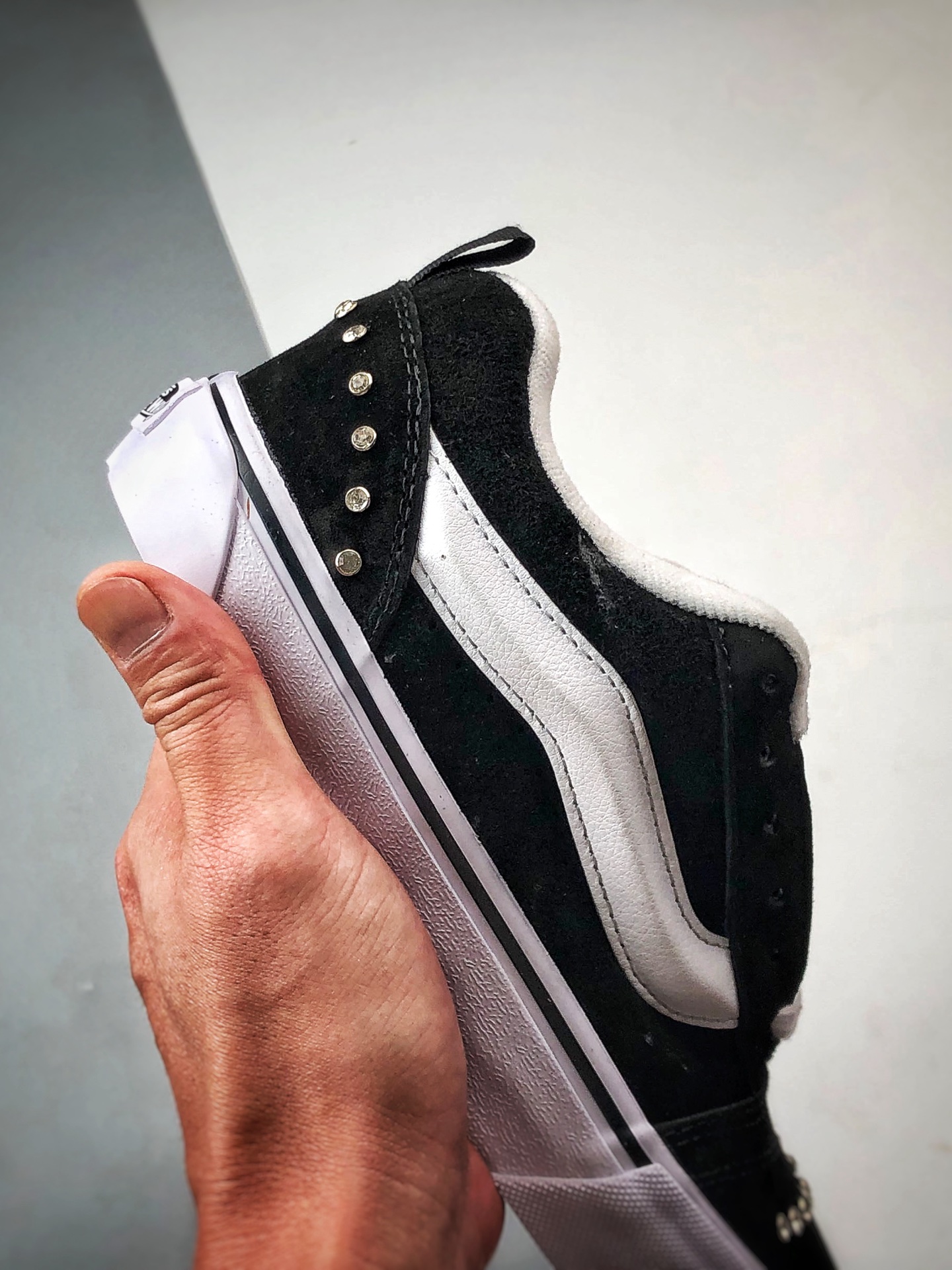 Vans Knu Skool 碎钻铆钉黑白 新款 复古休闲胖胖面包鞋 VN000D75Y28 Vans Knu Skool 碎钻铆钉黑白 新款 复古休闲胖胖面包鞋 VN000D75Y28