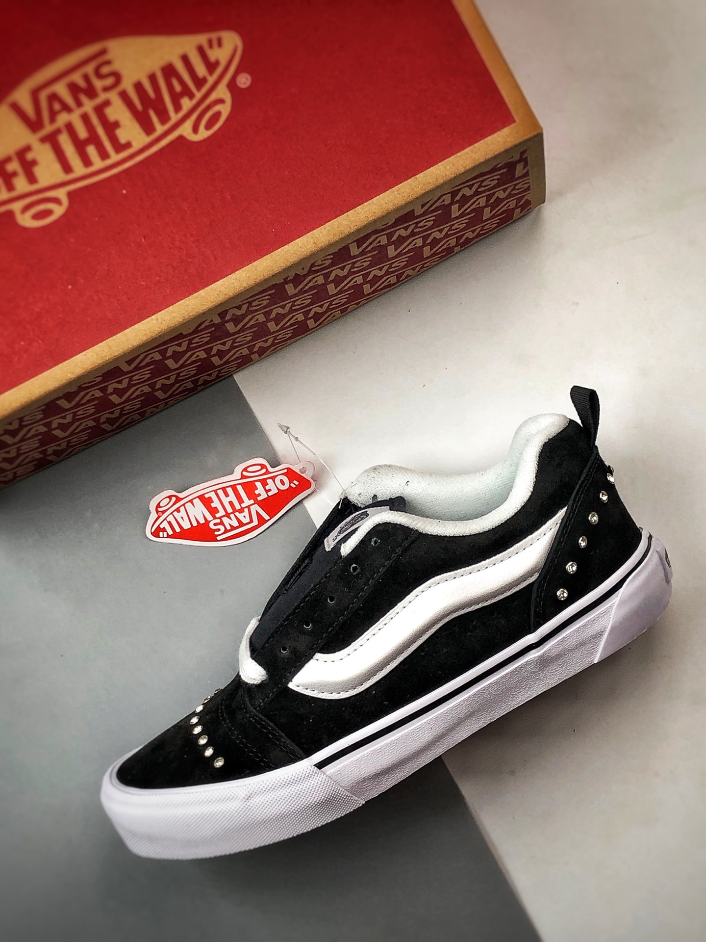 Vans Knu Skool 碎钻铆钉黑白 新款 复古休闲胖胖面包鞋 VN000D75Y28 Vans Knu Skool 碎钻铆钉黑白 新款 复古休闲胖胖面包鞋 VN000D75Y28
