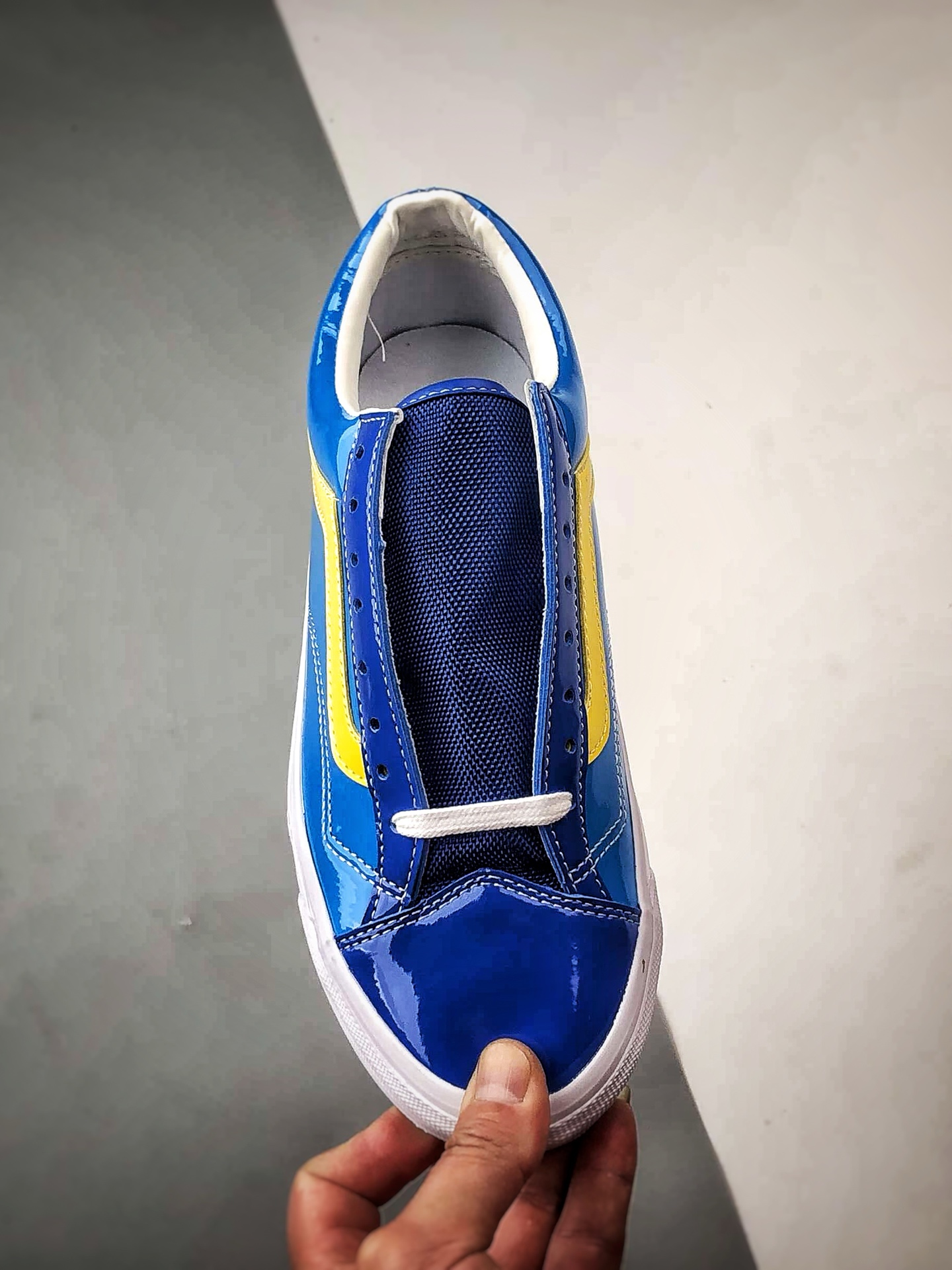 Vans Premium Old Skool 36 漆皮蓝黄 万斯 环保经典简约休闲板鞋 Vans Premium Old Skool 36 漆皮蓝黄 万斯 环保经典简约休闲板鞋