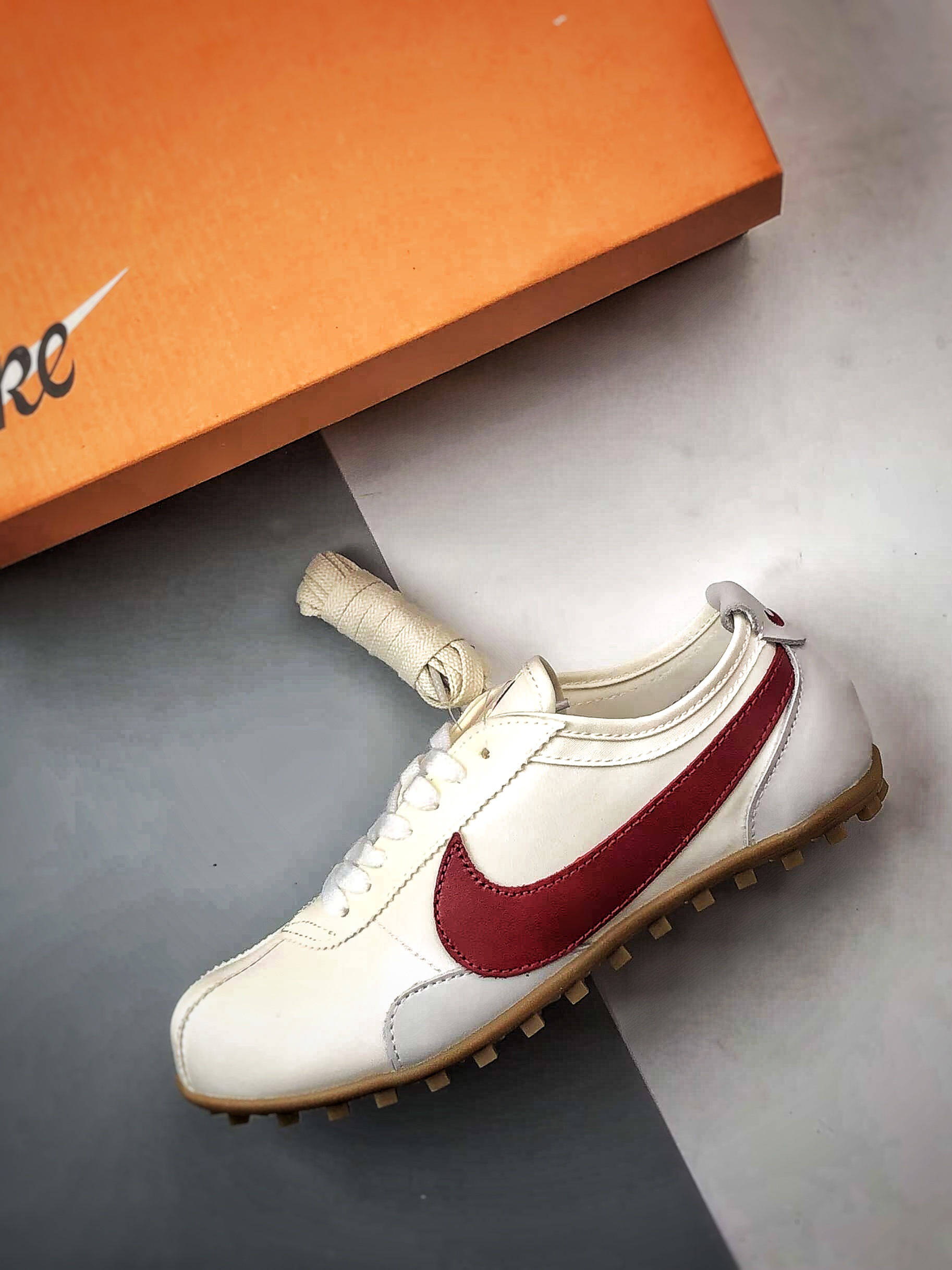 Мужские кроссовки Moon Shoe OG Summit белые с красным Nike