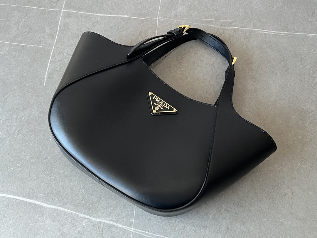Prada Its contemporary design makes this tote both sophisticated and practical. Elegant geometric lines outline a clear and minimalist silhouette