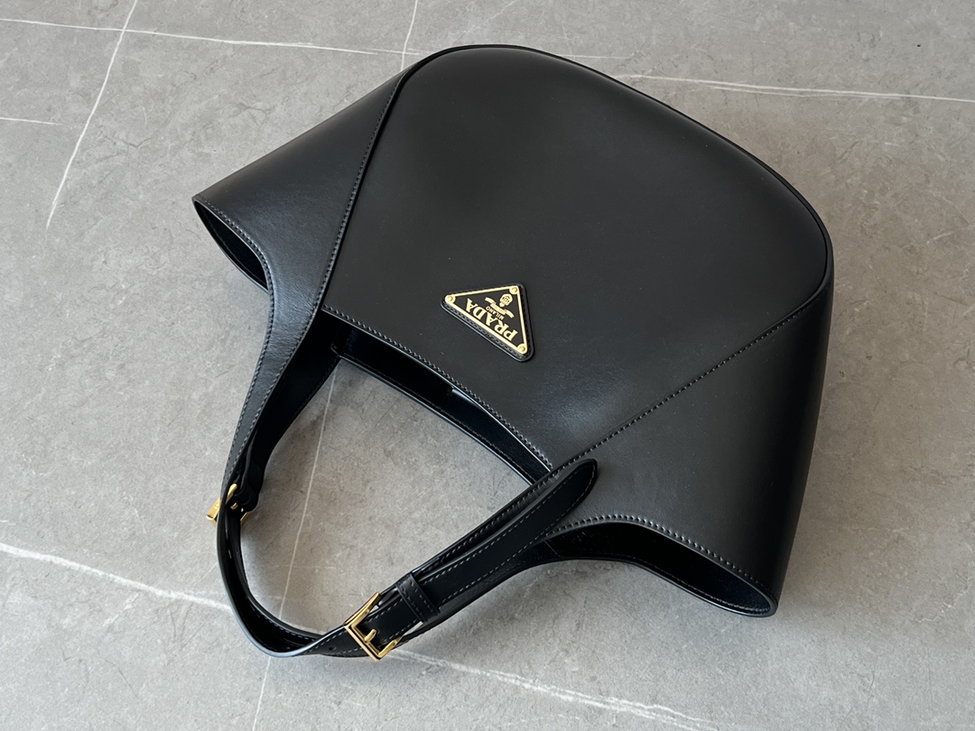 Prada Its contemporary design makes this tote both sophisticated and practical. Elegant geometric lines outline a clear and minimalist silhouette