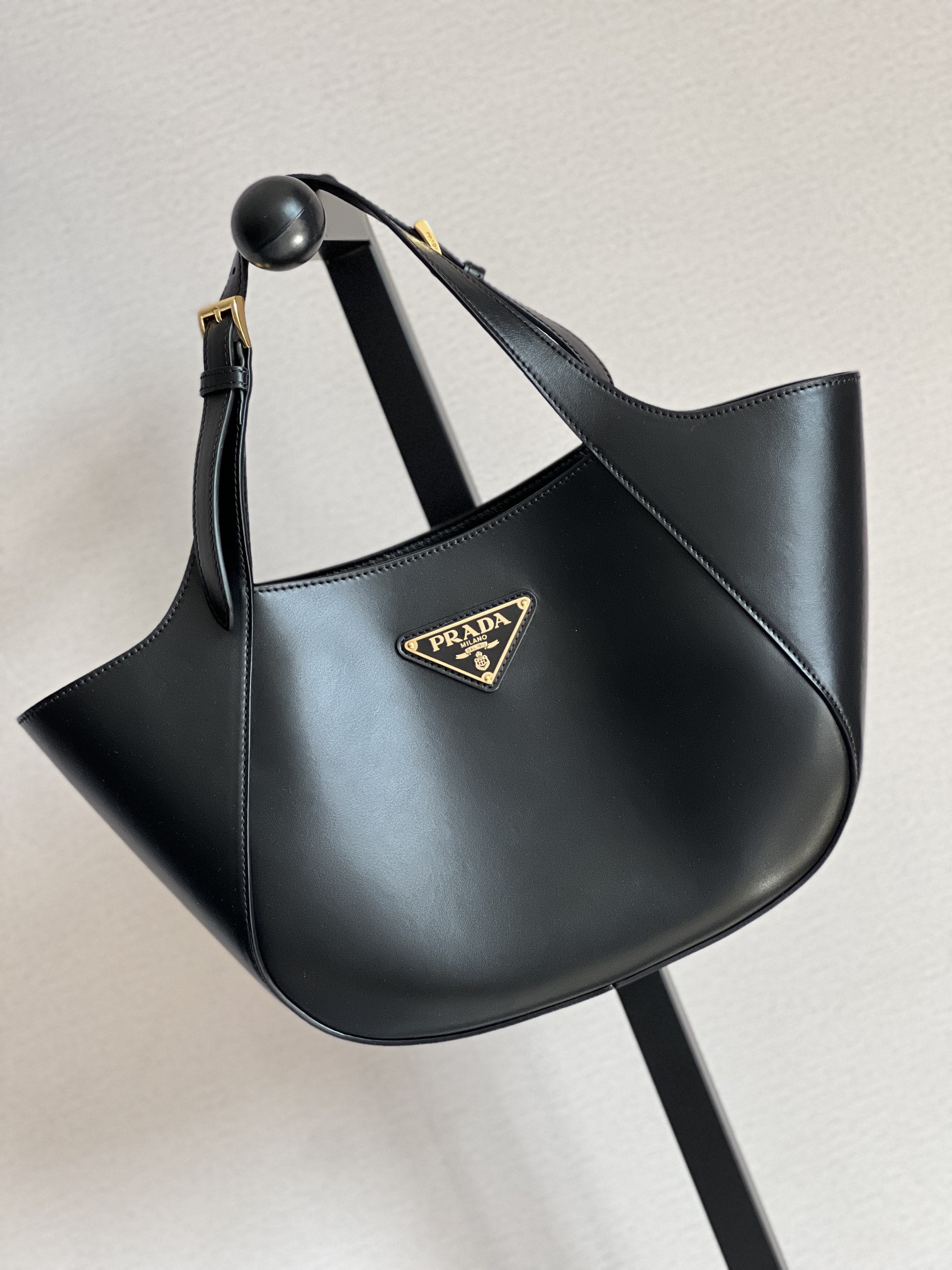 P's new cowhide tote bag and handbag prada imported Italian calfskin, sheepskin lining, soft and comfortable leather, brushed hardware, handles c