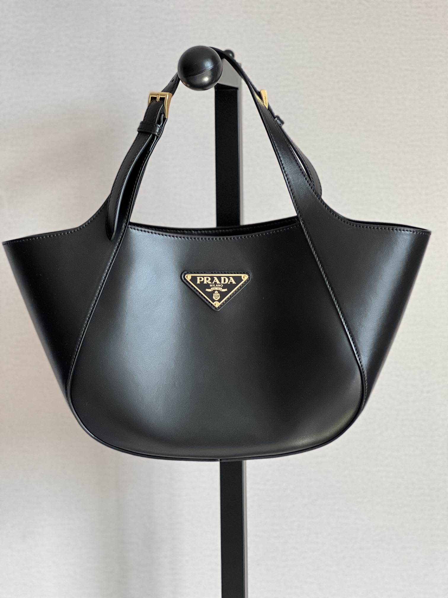 P's new cowhide tote bag and handbag prada imported Italian calfskin, sheepskin lining, soft and comfortable leather, brushed hardware, handles c