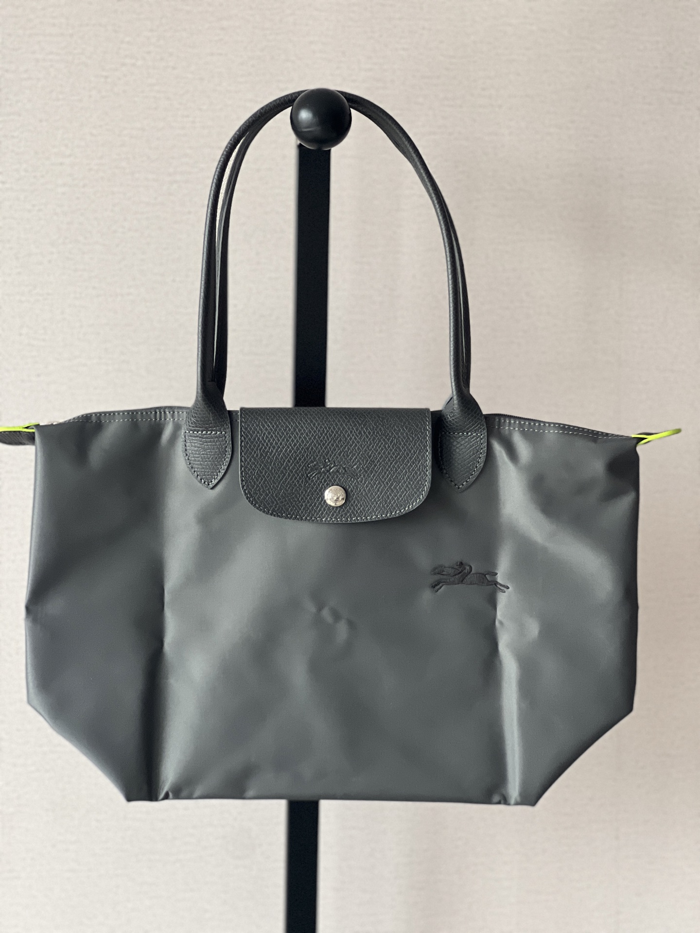Longchamp Hanging shooting effect: waterproof nylon material and imported cowhide material. Size: 28*26.5*15.5cm