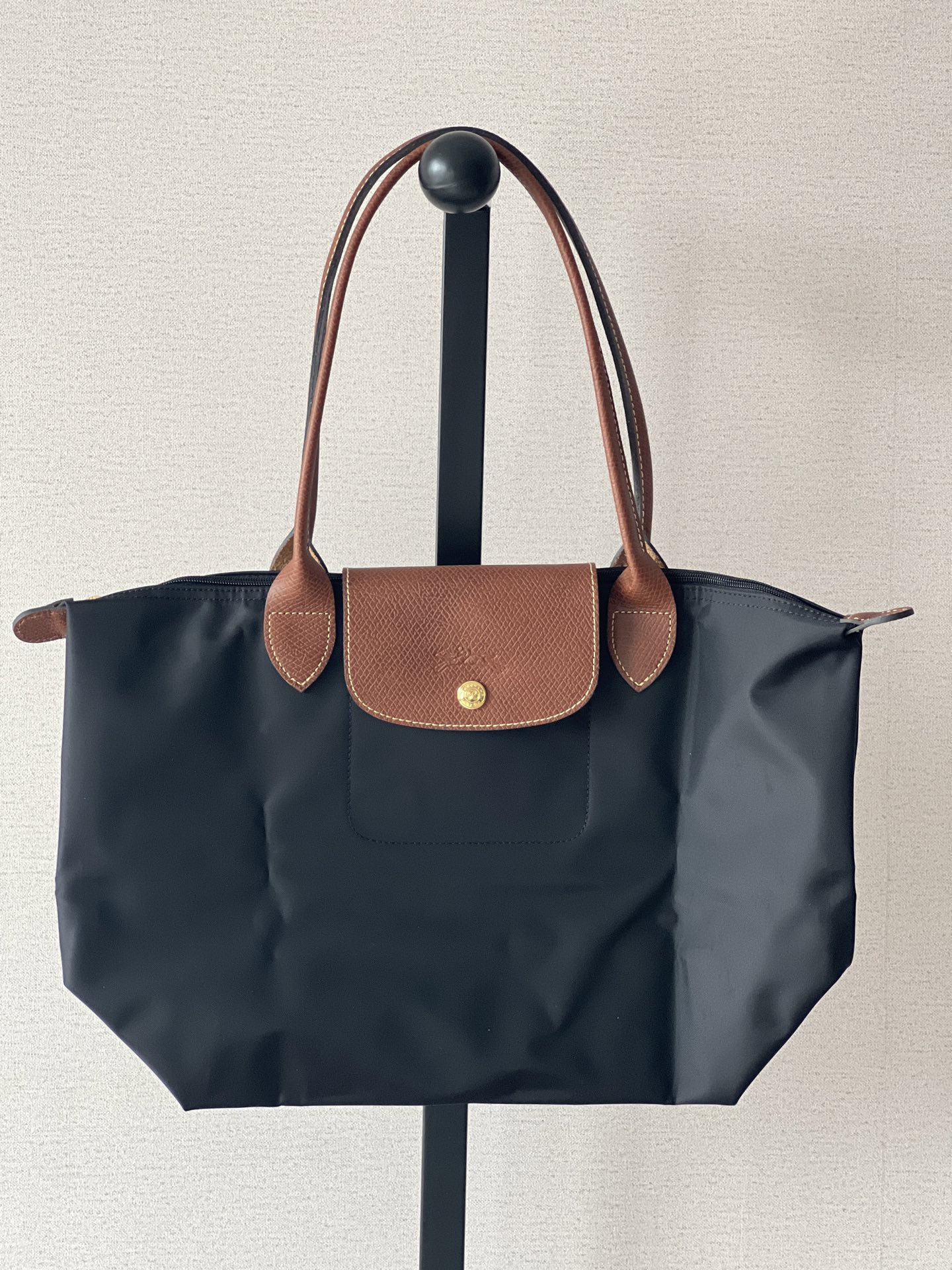 Longchamp Hanging shooting effect: waterproof nylon material and imported cowhide material. Size: 28*26.5*15.5cm