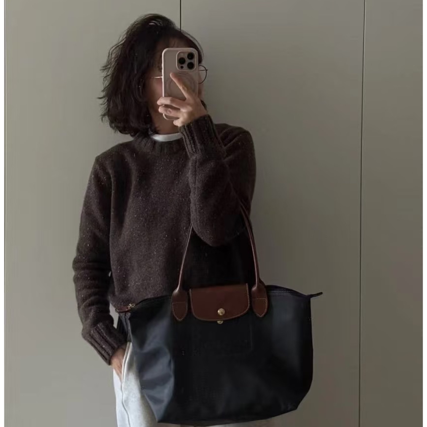 Longchamp For travel/business trips/classes, it can fit a 13-inch laptop