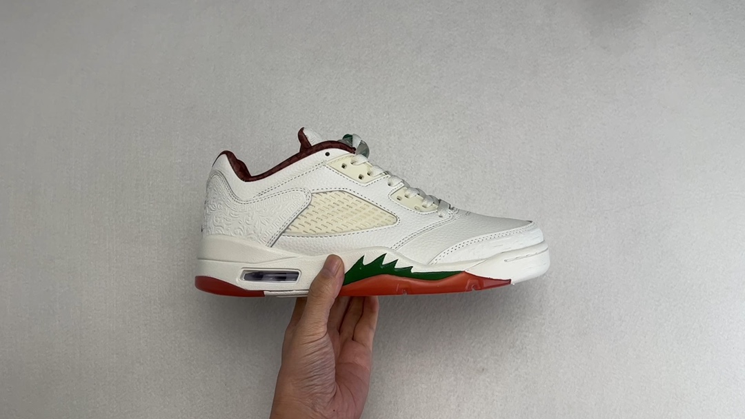 Air Jordan  Low El Grito AJ5 乔5 墨西哥 低帮篮球鞋#配色设计灵感源自 1810 年 9 月 16 日神父米格尔 · 伊达尔戈 （Miguel Hidal1