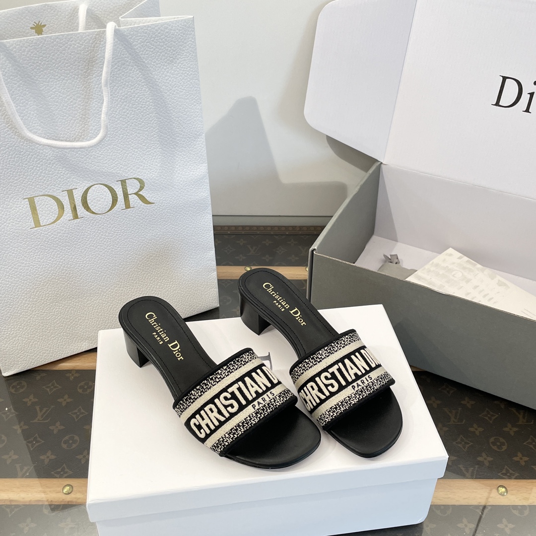 NO:173754,Top quality *|Spring and summer classic embroidered slippers mid-heel series [Dongguan factory high-end top quality] The beautiful heel-thick sole drags ~ It makes the feet thinner and longer than the flat sole ~ It doesn’t scratch your feet at all ~ Every color is very beautiful ~ Super texture ~ Daily travel in summer ~ Home vacation ~ Easy to stay in various occasions ~ A must-have in summer!  !  Upper: The fabric adopts imported 3D flying weaving craftsmanship three-dimensional embroidered upper ~ the texture is invincible!  The inner foot pads are all cowhide inside and outside~ the feet feel comfortable!  Outsole: Exclusive original 1:1 custom Italian imported leather outsole [heel height is about 4.5cm] Different from market currency ~ high quality is absolutely different: 35, 36, 37, 38, 39, 40 41, slippers, slippers, cowhide, Leather soles19860909顶级品质 *|春夏经典刺绣拖鞋中跟系列【莞大厂高端顶级品质】 绝美的坡跟厚底拖～比平底更显脚瘦显腿长～完全不磨脚～每一个颜色都非常美～超有质感～夏天日常出行～居家度假～轻松hod住各种场合～夏日必备！！ 鞋面: 面料采用进口3D飞织重工艺立体刺绣鞋面～质感无敌！ 内里垫脚里外全是牛皮～脚感舒适！ 大底:独家原版1:1定制意大利进口真皮大底【跟高4.5cm左右】 区别市场通货～高品质绝对完全不一样 : 35、36、37、38、39、40 41,拖鞋,slippers,cowhide,Leather soles,Women's Shoes