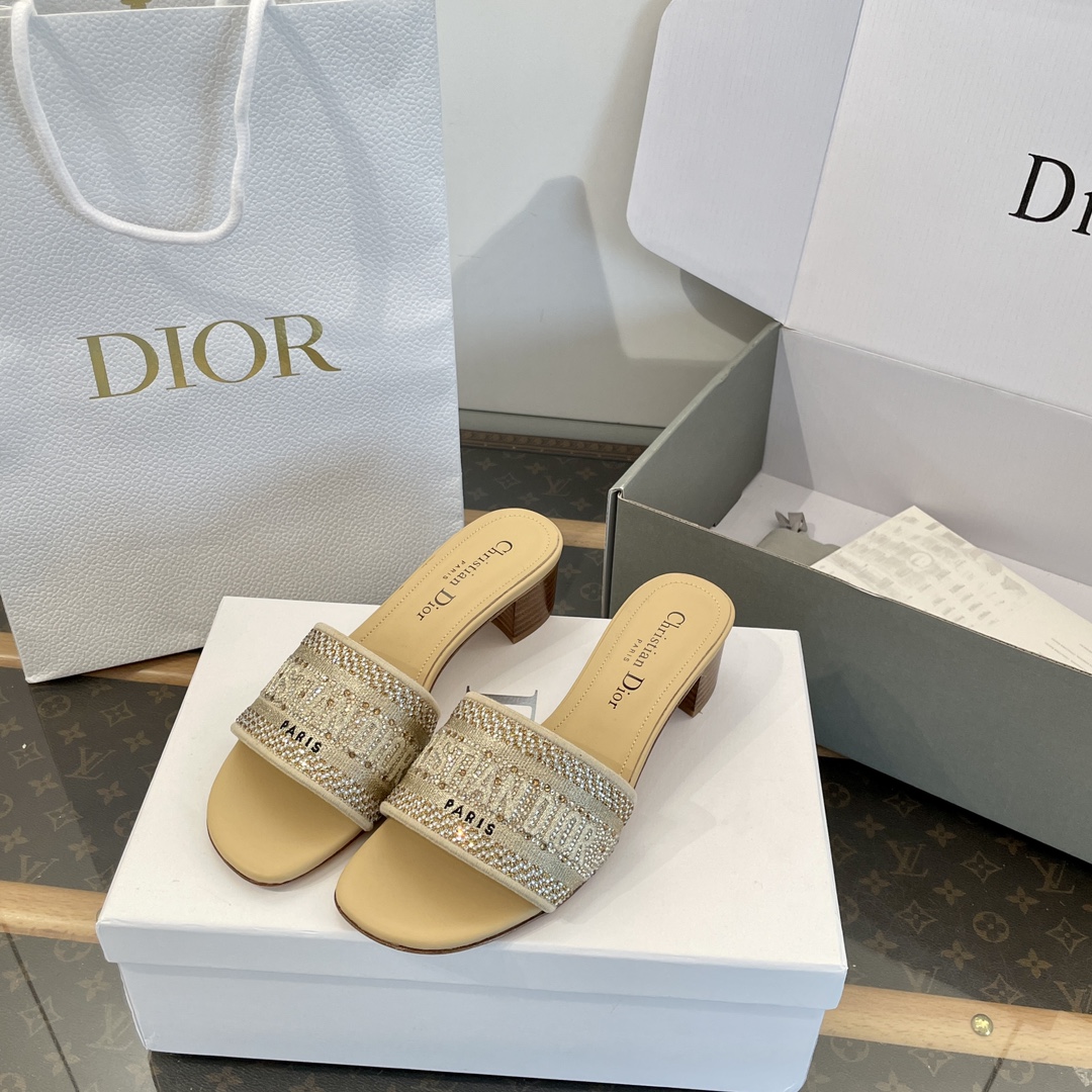 NO:173763,Top quality *Spring and summer classic water brick and stone 3 generation slippers mid-heel series [Dongda Factory's high-end top quality] Simple logo brick and stone three-dimensional letters ~ The only style that can be compared to the beautiful H slippers ~ The beautiful heel thick sole drags ~ It makes the feet thinner and longer than the flat sole ~ Every color is very beautiful ~ Super texture ~ Daily travel in summer ~ Home vacation ~ Easy to stay in various occasions ~ A must-have in summer!  !  Upper: 3 generation imported diamonds ~ fabric imported 3D flying weaving ~ heavy craftsmanship three-dimensional embroidered upper The inner and outer foot pads are all cowhide ~ comfortable foot feeling Outsole: Exclusive original 1:1 customized Italian imported leather sole [heel height is about 4.5cm] Different from market currency ~ High quality is absolutely different : 35, 36, 37, 38, 39, 40 41, slippers, slippers, cowhide, Leather soles19860909顶级品质 *春夏经典水砖石3代拖鞋中跟系列【莞大厂高端顶级品质】 简简单单的logo砖石立体字母～唯一可以比美H拖鞋的款式～绝美的坡跟厚底拖～比平底更显脚瘦显腿长～每一个颜色都非常美～超有质感～夏天日常出行～居家度假～轻松hod住各种场合～夏日必备！！ 鞋面: 3代进口钻～面料进口3D飞织～重工艺立体刺绣鞋面 内里垫脚里外全是牛皮～脚感舒适 大底:独家原版1:1定制意大利进口真皮大底【跟高4.5cm左右】 区别市场通货～高品质绝对完全不一样 : 35、36、37、38、39、40 41,拖鞋,slippers,cowhide,Leather soles,Women's Shoes