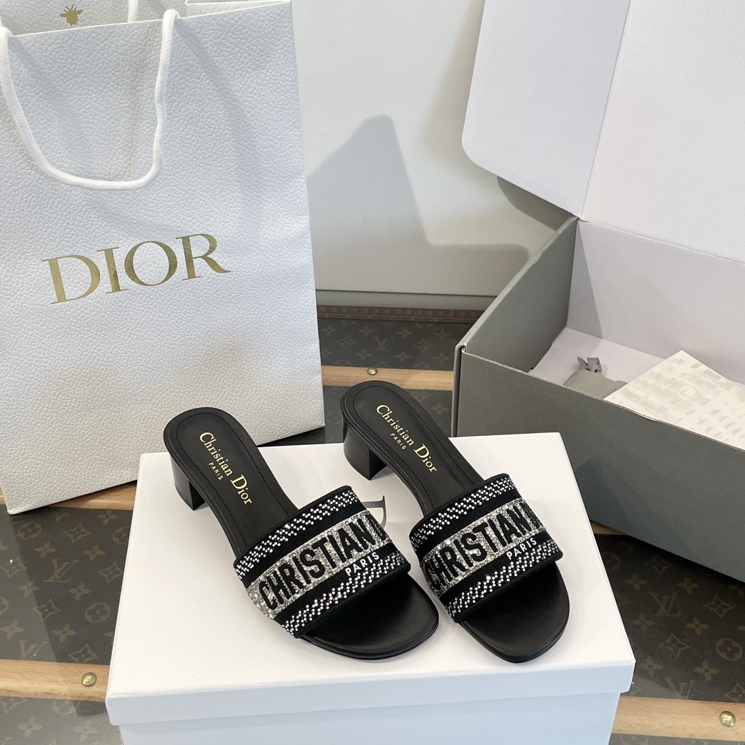 NO:173766,Top quality *Spring and summer classic water brick and stone 3 generation slippers mid-heel series [Dongda Factory's high-end top quality] Simple logo brick and stone three-dimensional letters ~ The only style that can be compared to the beautiful H slippers ~ The beautiful heel thick sole drags ~ It makes the feet thinner and longer than the flat sole ~ Every color is very beautiful ~ Super texture ~ Daily travel in summer ~ Home vacation ~ Easy to stay in various occasions ~ A must-have in summer!  !  Upper: 3 generation imported diamonds ~ fabric imported 3D flying weaving ~ heavy craft three-dimensional embroidered upper The inner and outer foot pads are all cowhide ~ comfortable foot feeling Outsole: Exclusive original 1:1 customized Italian imported leather sole [heel height is about 4.5cm] Different from market currency ~ High quality is absolutely different : 35, 36, 37, 38, 39, 40.41, slippers, slippers, cowhide, Leather soles19860909顶级品质 *春夏经典水砖石3代拖鞋中跟系列【莞大厂高端顶级品质】 简简单单的logo砖石立体字母～唯一可以比美H拖鞋的款式～绝美的坡跟厚底拖～比平底更显脚瘦显腿长～每一个颜色都非常美～超有质感～夏天日常出行～居家度假～轻松hod住各种场合～夏日必备！！ 鞋面: 3代进口钻～面料进口3D飞织～重工艺立体刺绣鞋面 内里垫脚里外全是牛皮～脚感舒适 大底:独家原版1:1定制意大利进口真皮大底【跟高4.5cm左右】 区别市场通货～高品质绝对完全不一样 : 35、36、37、38、39、40.41,拖鞋,slippers,cowhide,Leather soles,Women's Shoes