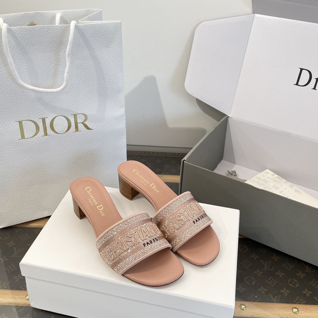 NO:173769,Top quality *Spring and summer classic water brick and stone 3 generation slippers mid-heel series [Dongda Factory's high-end top quality] Simple logo brick and stone three-dimensional letters ~ The only style that can be compared to the beautiful H slippers ~ The beautiful heel thick sole drags ~ It makes the feet thinner and longer than the flat sole ~ Every color is very beautiful ~ Super texture ~ Daily travel in summer ~ Home vacation ~ Easy to stay in various occasions ~ A must-have in summer!  !  Upper: 3 generation imported diamonds ~ fabric imported 3D flying weaving ~ heavy craftsmanship three-dimensional embroidered upper The inner and outer foot pads are all cowhide ~ comfortable foot feeling Outsole: Exclusive original 1:1 customized Italian imported leather sole [heel height is about 4.5cm] Different from market currency ~ High quality is absolutely different : 35, 36, 37, 38, 39, 40 41, slippers, slippers, cowhide, Leather soles19860909顶级品质 *春夏经典水砖石3代拖鞋中跟系列【莞大厂高端顶级品质】 简简单单的logo砖石立体字母～唯一可以比美H拖鞋的款式～绝美的坡跟厚底拖～比平底更显脚瘦显腿长～每一个颜色都非常美～超有质感～夏天日常出行～居家度假～轻松hod住各种场合～夏日必备！！ 鞋面: 3代进口钻～面料进口3D飞织～重工艺立体刺绣鞋面 内里垫脚里外全是牛皮～脚感舒适 大底:独家原版1:1定制意大利进口真皮大底【跟高4.5cm左右】 区别市场通货～高品质绝对完全不一样 : 35、36、37、38、39、40 41,拖鞋,slippers,cowhide,Leather soles,Women's Shoes