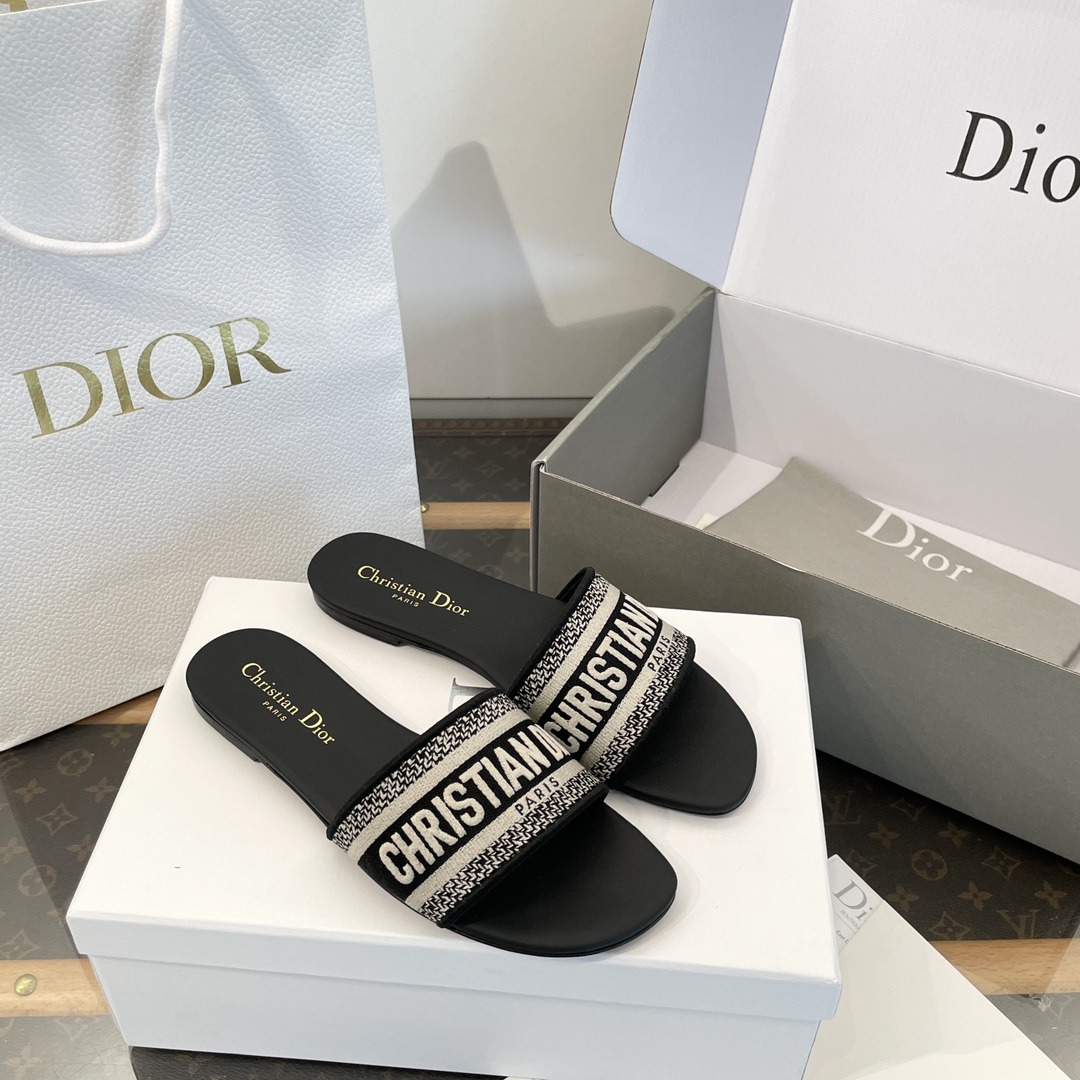 NO:173756,Top quality *||Classic spring and summer embroidered flat slipper series [High-end top quality of Guanda Factory] Home high-quality vacation slippers~ A style that every girl must buy in summer that can be compared to the beauty H slippers~ Every color is very beautiful~ Super texture~ Daily travel in summer~ Home vacation~ Easy to stay in various occasions~ A must-have in summer!  !  Upper: The fabric uses imported 3D flying weaving ~ Heavy craftsmanship and three-dimensional embroidered upper ~ Invincible texture!  The inner foot pads are all cowhide inside and outside~ the feet feel comfortable. Outsole: Exclusive original 1:1 custom Italian leather outsole. Different from market currency, the high quality is absolutely different: 35, 36, 37, 38, 39, 40 41, slippers, slippers, cowhide, Leather soles19860909顶级品质 *||经典春夏刺绣平底拖鞋系列【莞大厂高端顶级品质】 家高颜值度假拖鞋～每个女生夏天必剁手的一款唯一可以比美H拖鞋的款式～每一个颜色都非常美～超有质感～夏天日常出行～居家度假～轻松hod住各种场合～夏日必备！！ 鞋面: 面料采用进口3D飞织～重工艺立体刺绣鞋面～质感无敌！ 内里垫脚里外全是牛皮～脚感舒适 大底:独家原版1:1定制意大利真皮大底 区别市场通货～高品质绝对完全不一样 : 35、36、37、38、39、40 41,拖鞋,slippers,cowhide,Leather soles,Women's Shoes