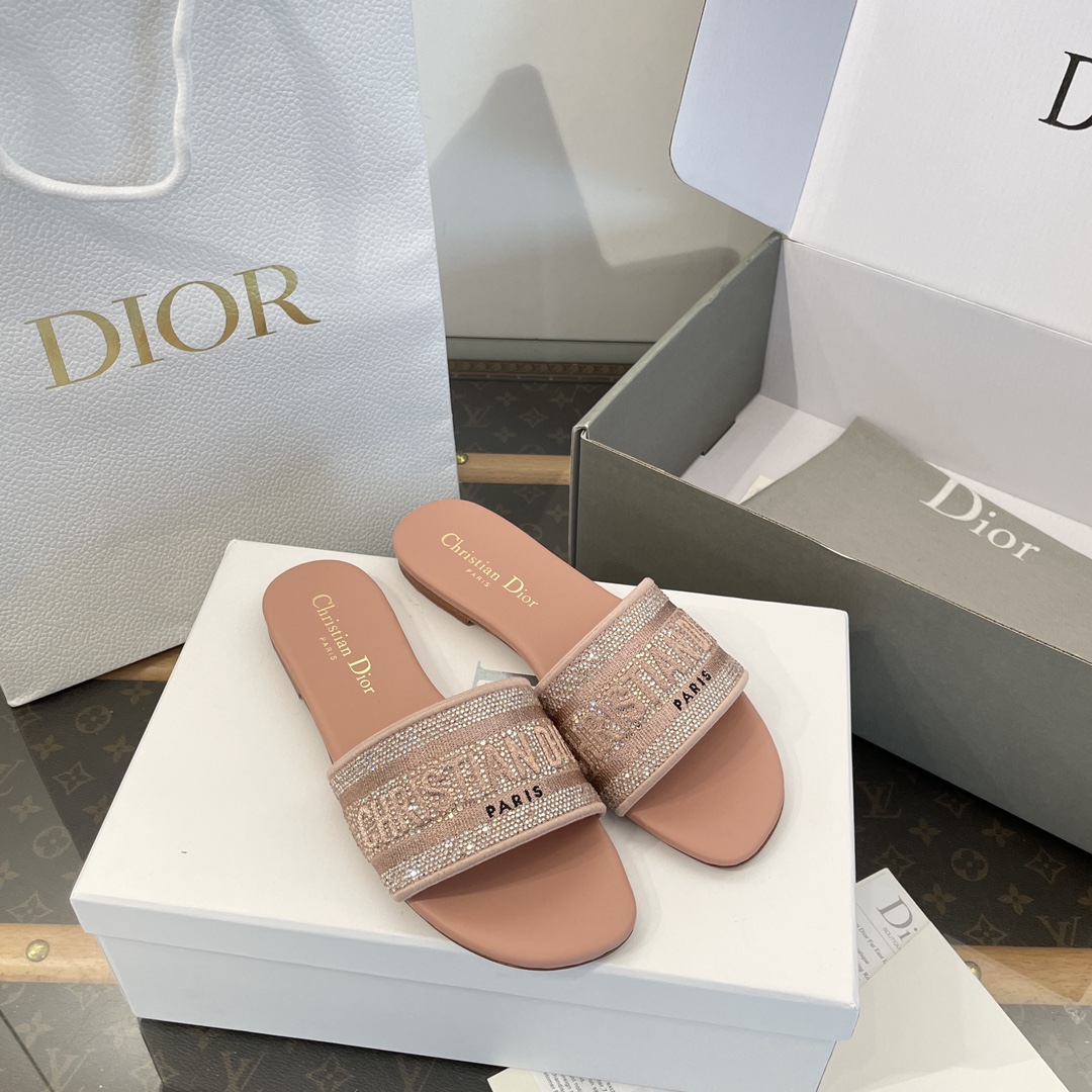 NO:173765,Top quality *Spring and summer classic water brick and stone 3 generation slippers flat-soled series [Dongguan factory high-end top quality] Home high-quality vacation slippers~ A simple logo masonry three-dimensional letters that every girl must buy in summer~ The only color that can be compared to the beauty H slippers is very beautiful~ Super texture~ Daily travel in summer~ Home vacation~ Easy to stay in various occasions~ Must have summer!  !  Upper: 3 generation imported diamonds ~ fabric imported 3D flying weaving ~ heavy craftsmanship three-dimensional embroidered upper The inner and outer foot pads are all cowhide ~ the feet feel comfortable Outsole: Exclusive original 1:1 custom Italian imported leather sole Different from market currency ~ High quality is absolutely different : 35, 36, 37, 38, 39, 40 41, slippers, slippers, cowhide, Leather soles19860909顶级品质 *春夏经典水砖石3代拖鞋平底系列【莞大厂高端顶级品质】 家高颜值度假拖鞋～每个女生夏天必剁手的一款简简单单的logo砖石立体字母～唯一可以比美H拖鞋的每一个颜色都非常美～超有质感～夏天日常出行～居家度假～轻松hod住各种场合～夏日必备！！ 鞋面: 3代进口钻～面料进口3D飞织～重工艺立体刺绣鞋面 内里垫脚里外全是牛皮～脚感舒适 大底:独家原版1:1定制意大利进口真皮大底 区别市场通货～高品质绝对完全不一样 : 35、36、37、38、39、40 41,拖鞋,slippers,cowhide,Leather soles,Women's Shoes