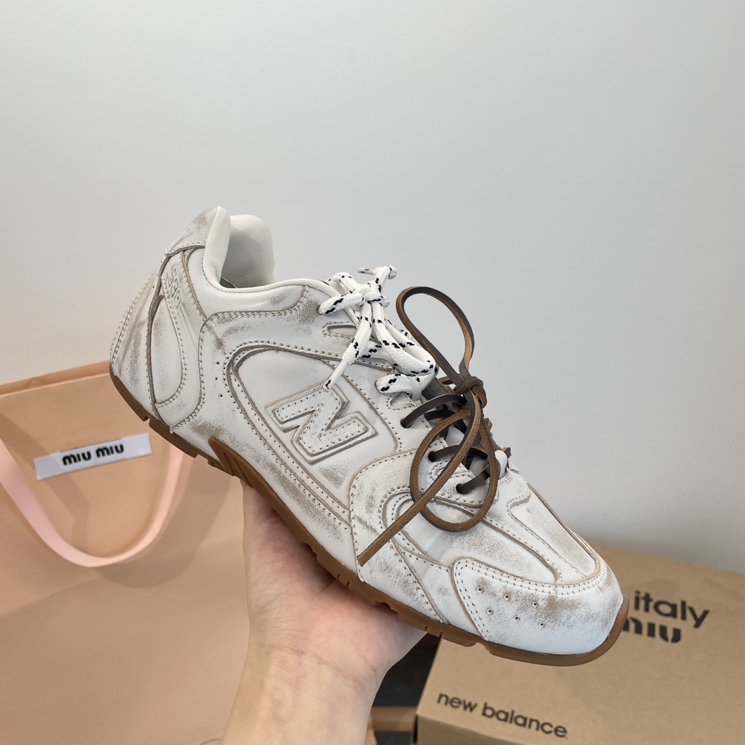 NO:888504,Upgraded model with white leather surface ~ the three holes in the heel are close to the edge of the shoe!  !  The upgraded model with white leather surface and the lattice pattern on the side of the heel are completely different from the old model with cow suede!  !  Upgraded model with white leather surface, the rear butt is shaped like a peach, and the cow suede rear butt is flat and round, completely different!  !  The difference between market currencies ~ Our high quality is absolutely completely different, casual shoes/sports shoes, sneakers19860909白皮面升级款～后跟三个孔位是靠鞋边的！！ 白皮面升级款～后跟后侧边线条格位与老款牛反绒～完全不一样！！ 白皮面升级款～后屁股成桃子形状～牛反绒后屁股称扁圆的～完全不一样！！ 区别市场通货～咱们高品质绝对完全不一样,休闲鞋/运动鞋,sneakers,Women's Shoes