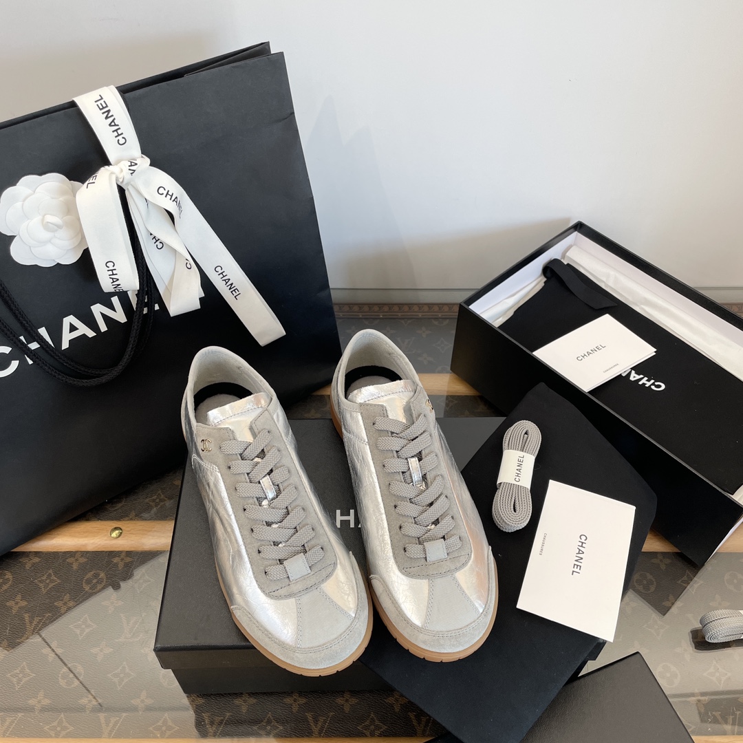 NO:237498,Top-notch purchasing agent *||Xiaoxiang silver burst cracked sports training shoes [high-end top quality of Guanda Factory] Purchase quality ~ no pressure to enter and exit ~ silver inner fiber imported cashmere ~ very suitable for autumn and winter ~ super light, soft and comfortable ~ great and easy to wear ~ great foot feeling ~ step into the clouds ~ walk around shopping all day without being tired ~ invincible versatile ~ relaxing!  The upper is exclusive original 1:1 customized silver slim cowhide leather velvet Shandong silk, exclusive original 1:1 customized velvet footbed, sweat-absorbing lyka cloth // ultra-fiber injection molding EVA footbed, hardware hanging copper buckle, exclusive original 1:1 molded beef tendon raw glue outsole ~ anti-slip and wear-resistant, different from market currency, high quality is absolutely different, all shoes are provided with a pair of high-end diamond socks 35, 36, 37, 38, 39, 40, casual shoes/sports shoes, sneakers, cowhide, socks19860909代购顶尖级 *||小香银色爆裂纹运动德训鞋【莞大厂高端顶级品质】 代购品质～出入无压力～银色内里是纤维进口羊绒～秋冬非常适合～超轻超软超舒适～巨巨好穿～脚感超级赞～一脚踩进云朵里～逛街暴走一整天也不累jio～无敌百搭～松弛感！拿捏的死死的 鞋面独家原版1:1定制 银色摔纹牛皮牛反绒山东绸 内里独家原版1:1定制绒里 垫脚吸汗莱卡布//超纤注塑EVA脚床 五金挂电铜扣 大底独家原版1:1开模牛筋生胶大底～防滑耐磨 区别市场通货～高品质绝对不一样 随鞋全部多附赠一双高级钻石袜子 35、36、37、38、39、40,休闲鞋/运动鞋,sneakers,cowhide,socks,Women's Shoes