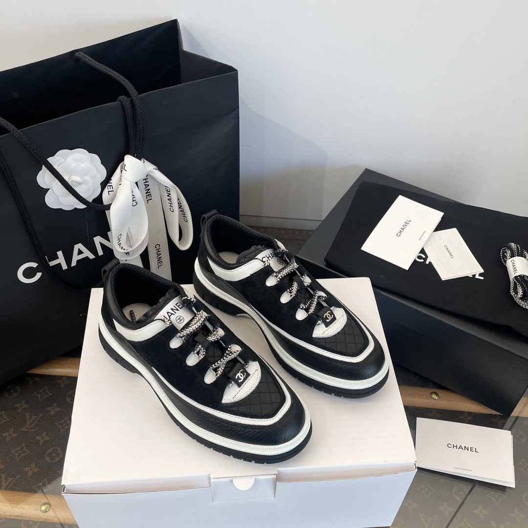 NO:237565,*||Little flax pattern casual sneakers [high-end top quality of Guanda Factory] Suede diamond pattern black and white splicing ~ high-end atmosphere ~ very layered 4cm thick sole increases in seconds ~ N times better than the real one ~ very modified leg shape ~ daily super versatile cushion 1:1 custom lychee pattern cowhide cow back velvet calfskin mixed-bred sheepskin inner sandwich mesh mixed-bred sheepskin ~ sweat-absorbing and breathable comfort footbrush sweat-absorbing lyka cloth injection molding EVA footbed hardware exclusive 1:1 original development customized double copper buckle outsole exclusive original 1:1 development private mold TPU material two-color outsole [sole height about 4cm] All shoes are provided with a pair of high-end diamond socks: 35, 36, 37, 38, 39, 40, casual shoes/sports shoes, sneakers, cowhide, sheepskin, chamois  leather,socks19860909*||小香菱格纹休闲运动鞋【莞大厂高端顶级品质】 麂皮菱格纹黑白色拼接～高级大气～很有层次感 4cm厚底秒增高～上脚比实物好看N倍～非常修饰腿型～日常超级百搭 鞋面独家原版1:1定制荔枝纹牛皮牛反绒小牛皮混种羊皮 内里三明治网布混种羊皮～吸汗透气舒适 垫脚吸汗莱卡布注塑EVA脚床 五金独家1:1原版开发定制双铜扣 大底独家原版1:1开发私模TPU材质双色大底【底高4cm左右】 随鞋全部多附赠一双高级钻石袜子 : 35、36、37、38、39、40,休闲鞋/运动鞋,sneakers,cowhide,sheepskin,chamois leather,socks,Women's Shoes