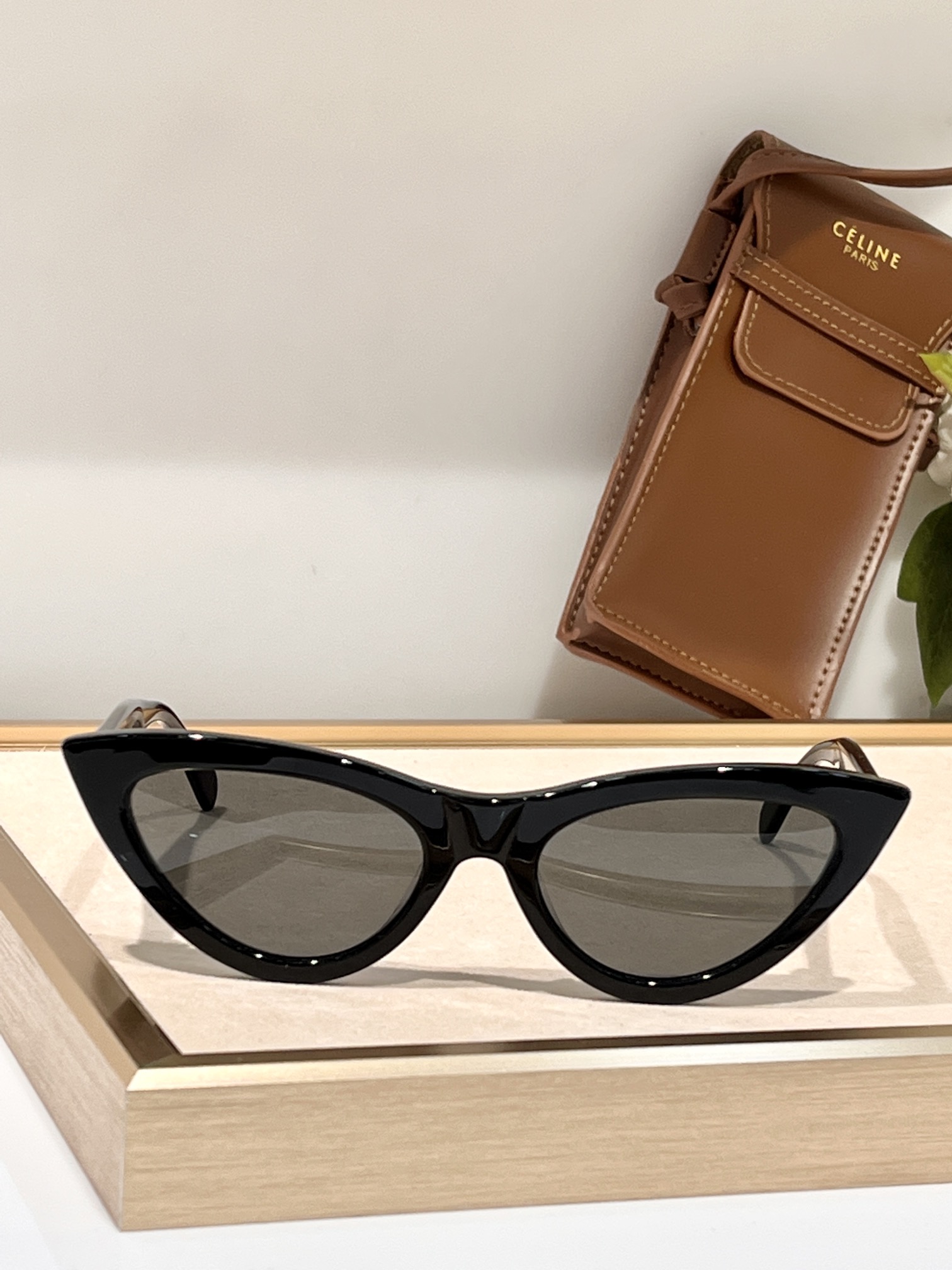  经典
CELINE 
CL40019 
Size ：56-20-145 🌟