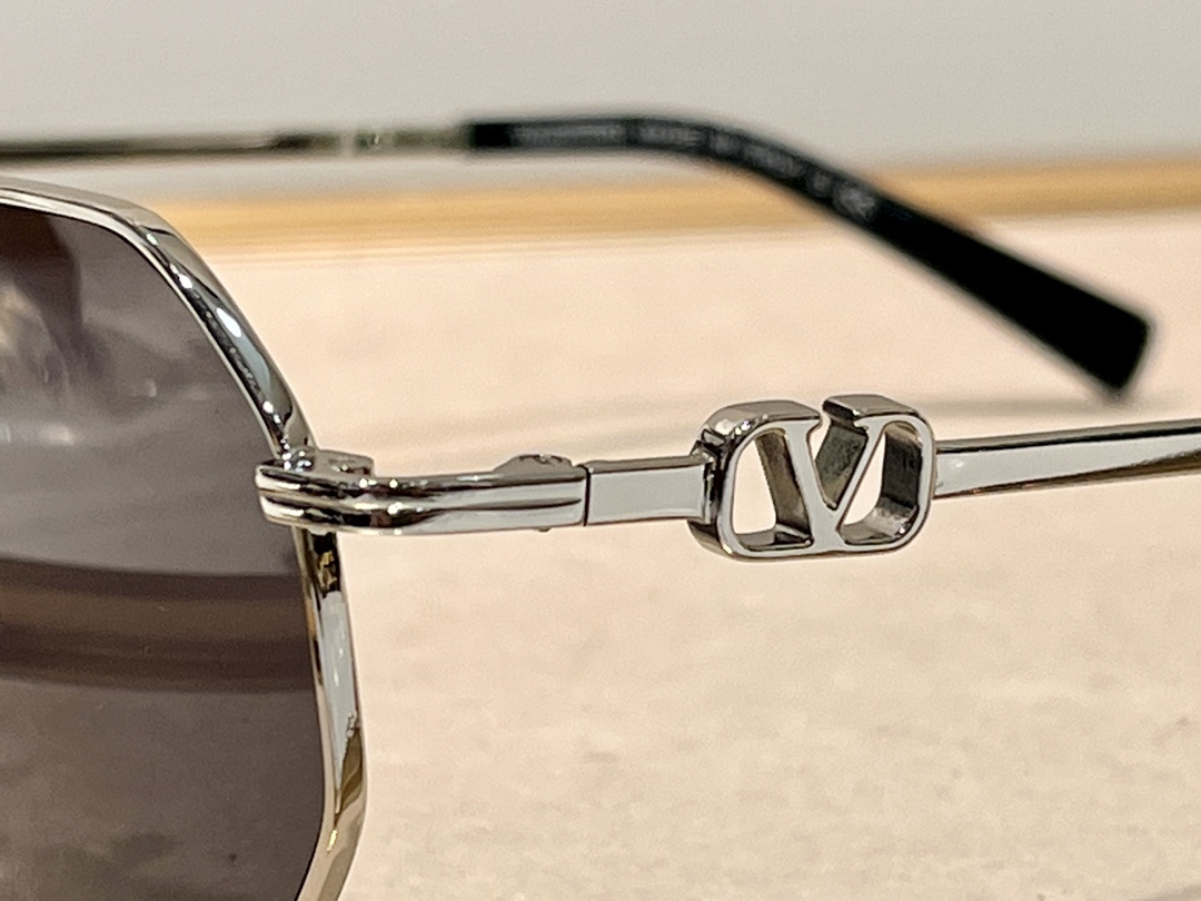  Valentin*VA2040 
独家高版本 好东西全靠同行衬托🌟 
复古小框链条
size：52口2
