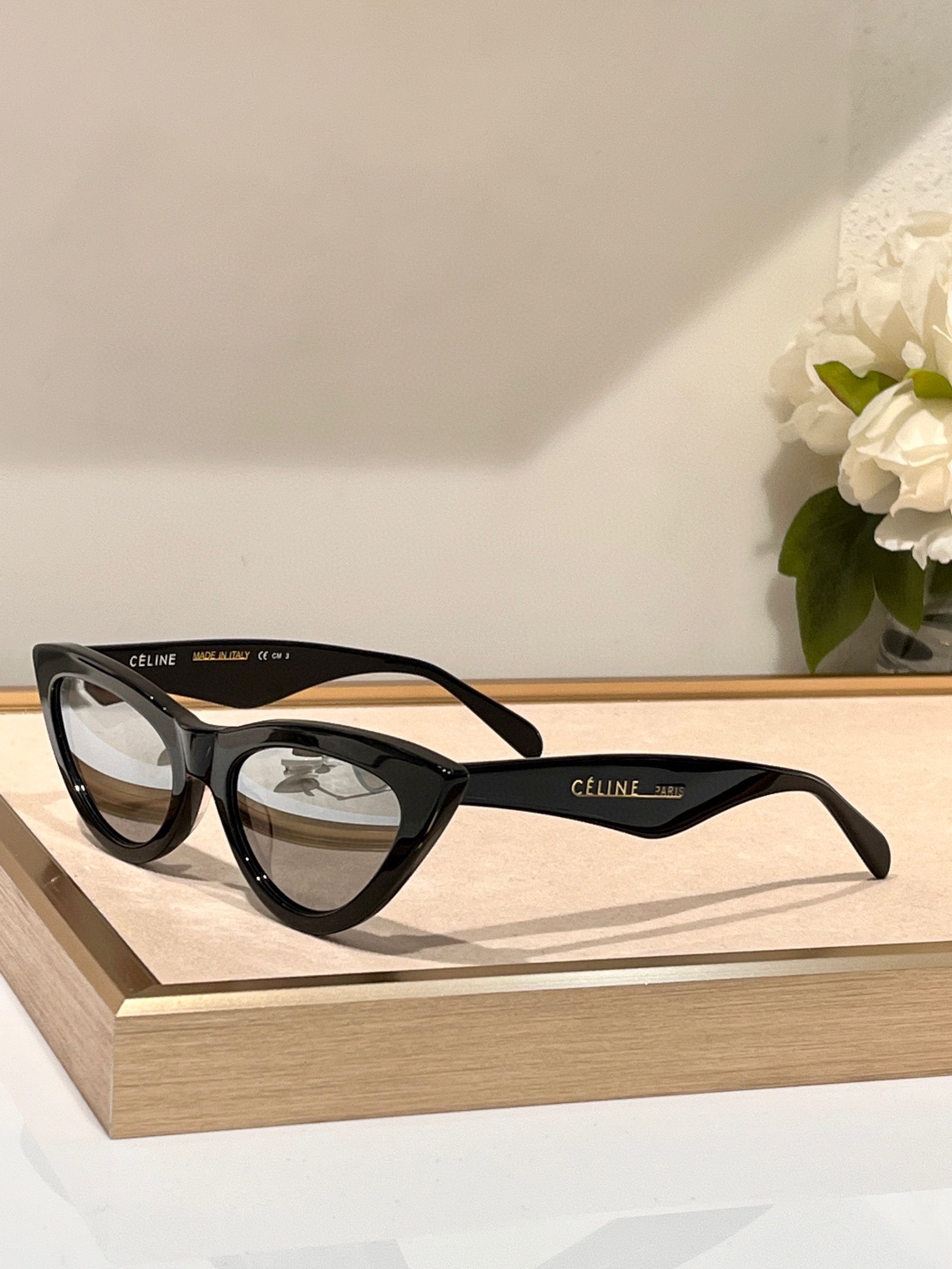  经典
CELINE 
CL40019 
Size ：56-20-145 🌟