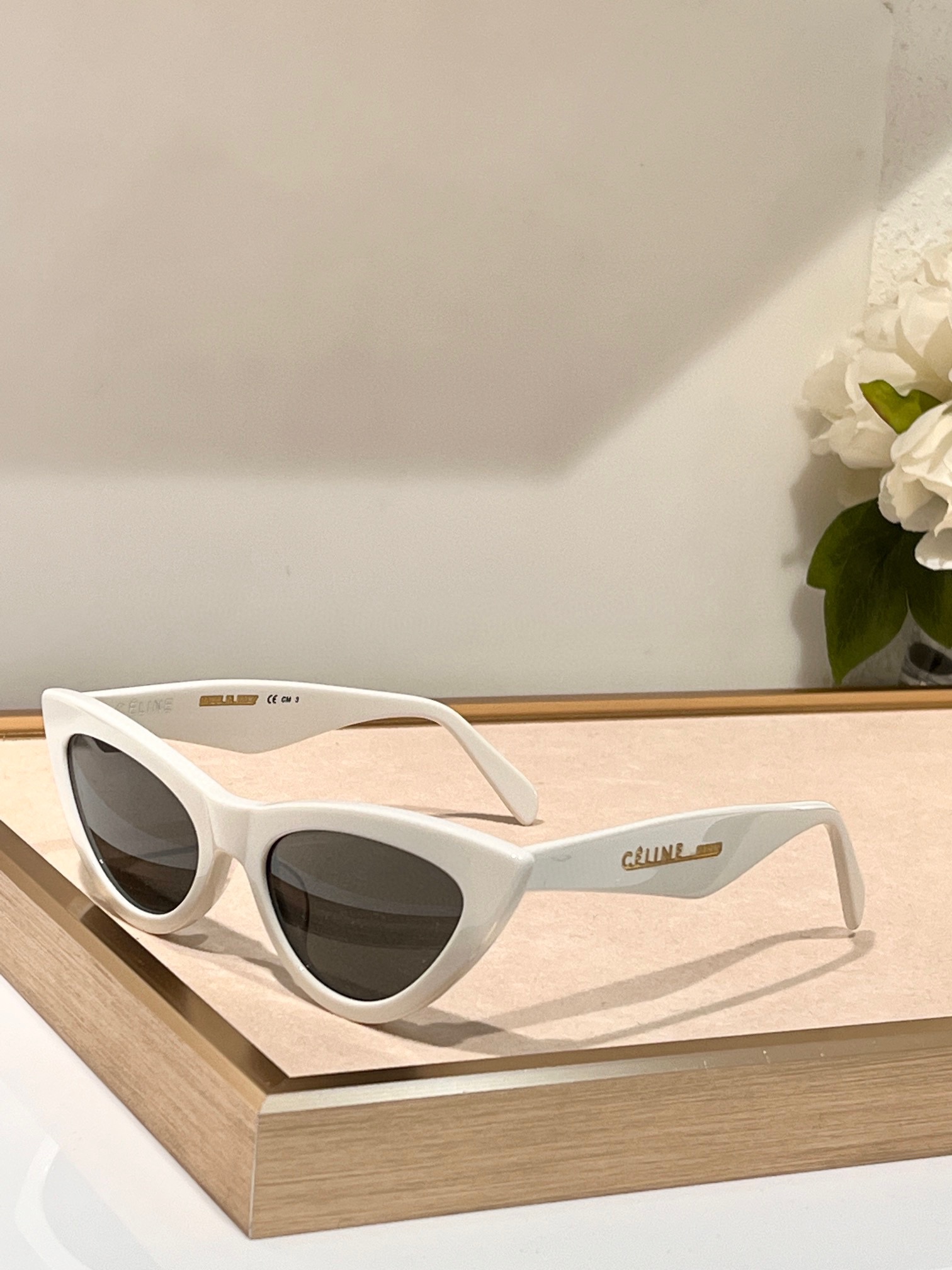  经典
CELINE 
CL40019 
Size ：56-20-145 🌟