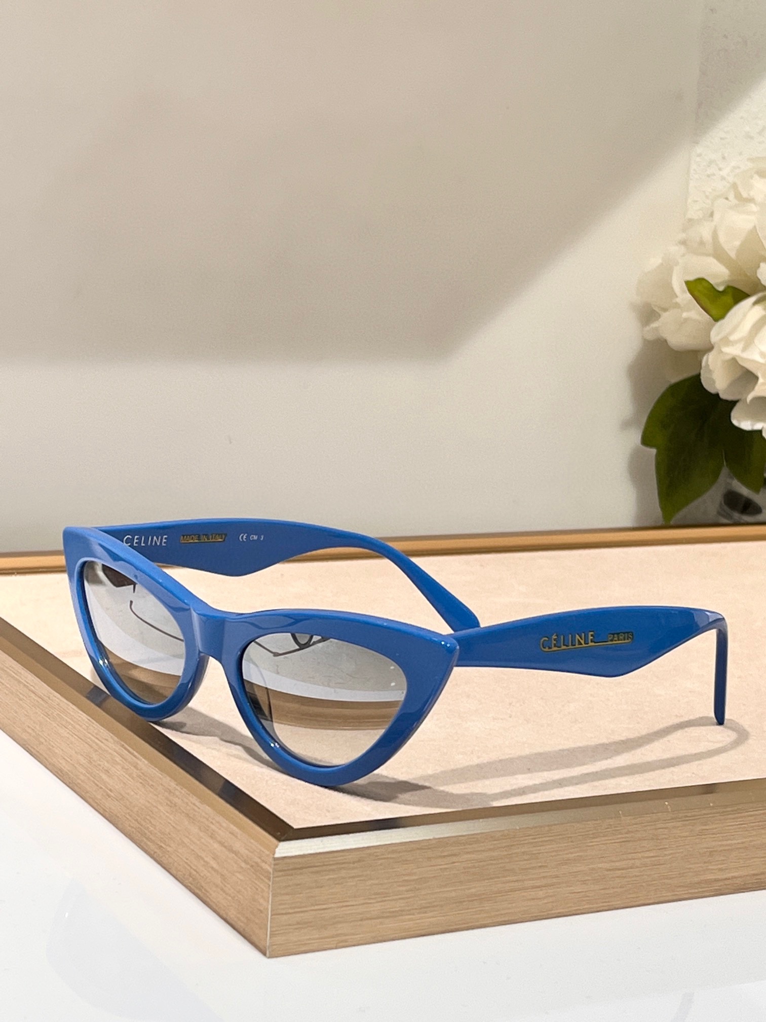  经典
CELINE 
CL40019 
Size ：56-20-145 🌟
