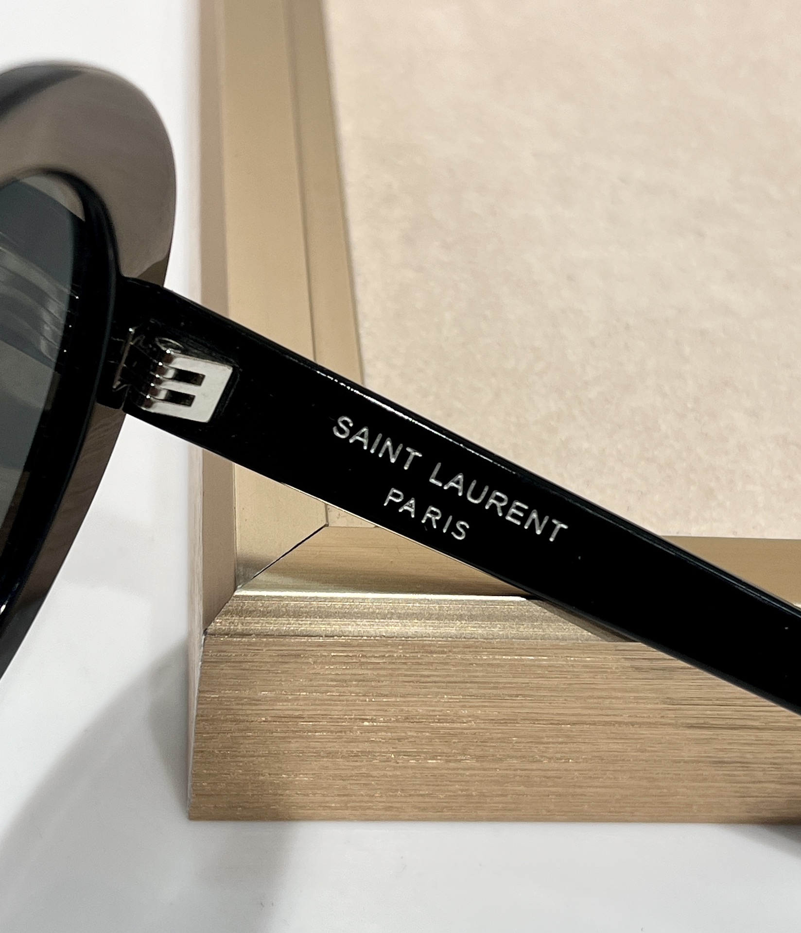  SAINT LAUREN*
YSL98
Size54口21-145
黑色 白色
