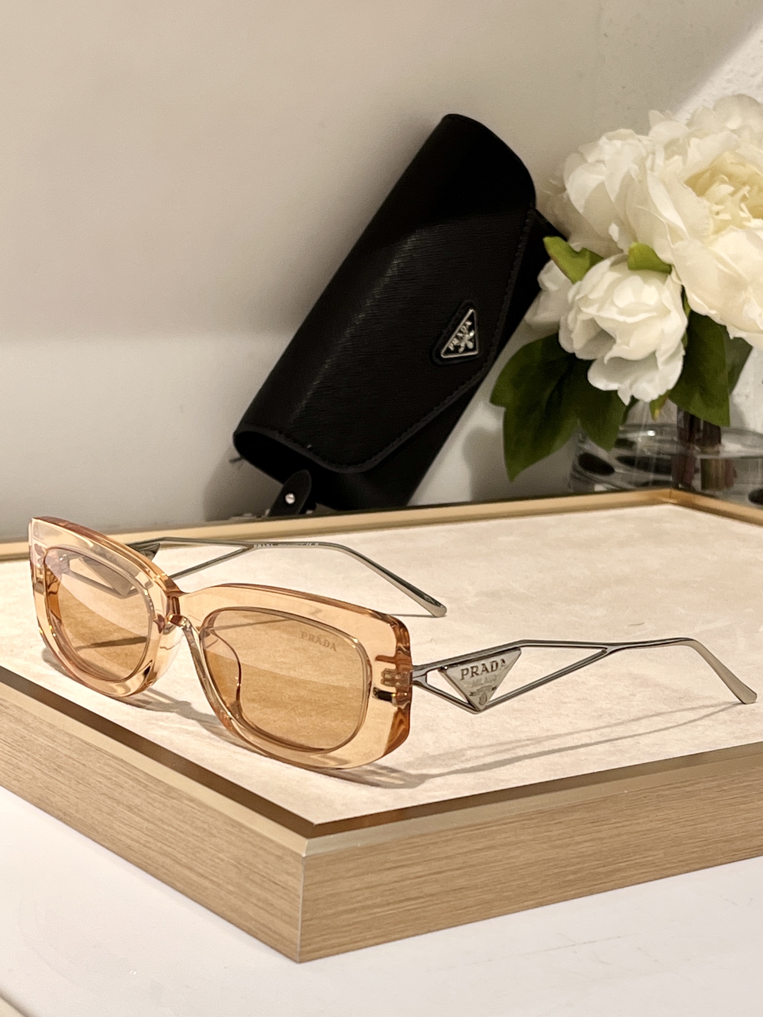  Prada
Mod：SPR14Y
Size：53-19-140
官网同步
独家采用超高工艺
彩色绘画三