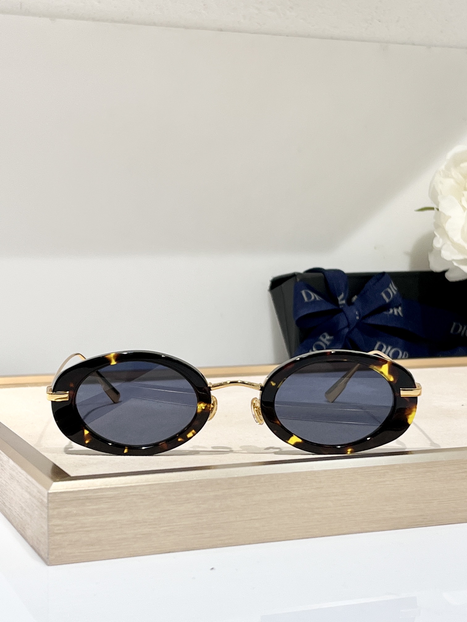  Dior
Mod：HyPnotic2
Size：47-16-145
椭圆窄框
每一付独立编码
跟足原版