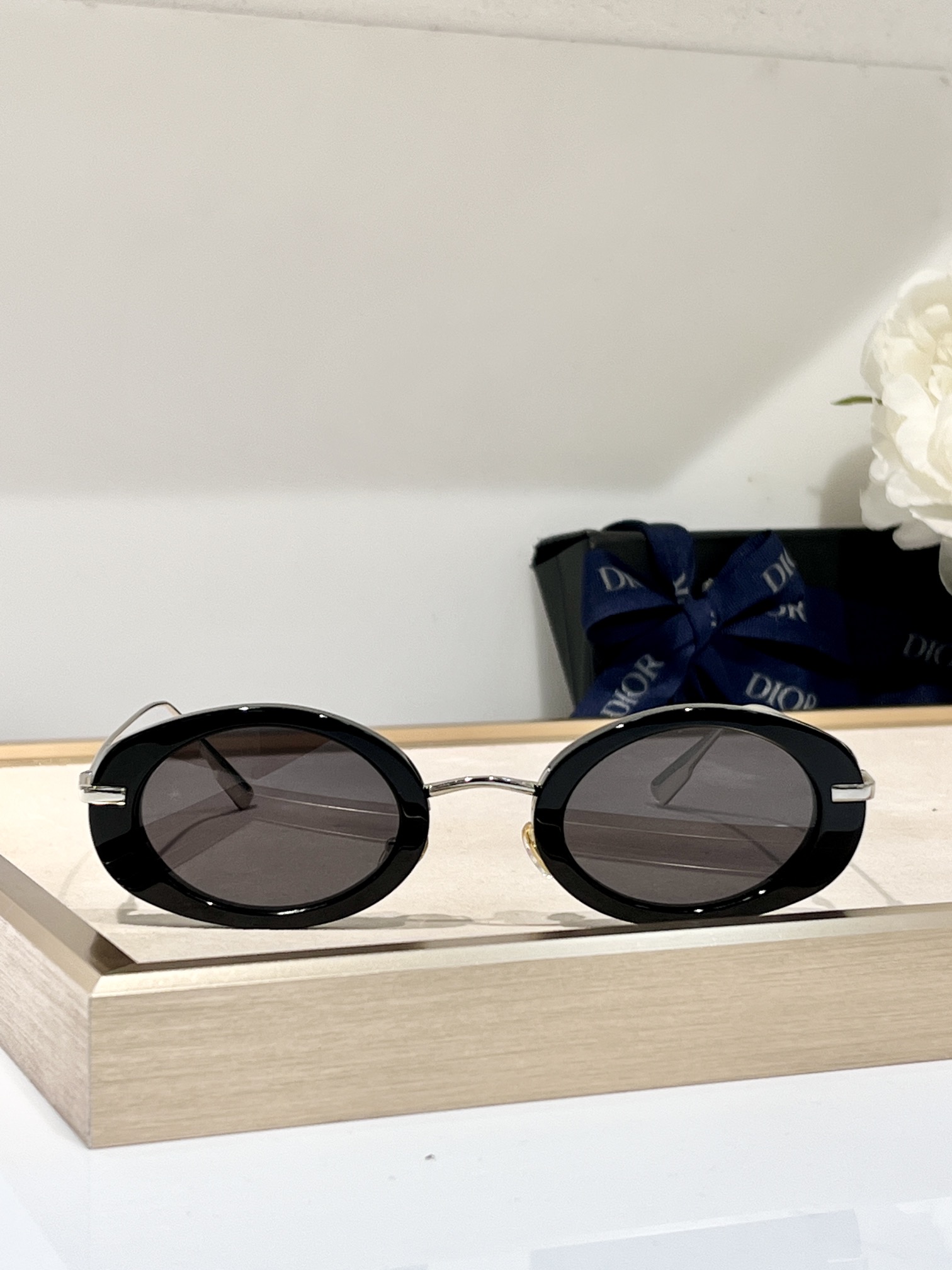  Dior
Mod：HyPnotic2
Size：47-16-145
椭圆窄框
每一付独立编码
跟足原版