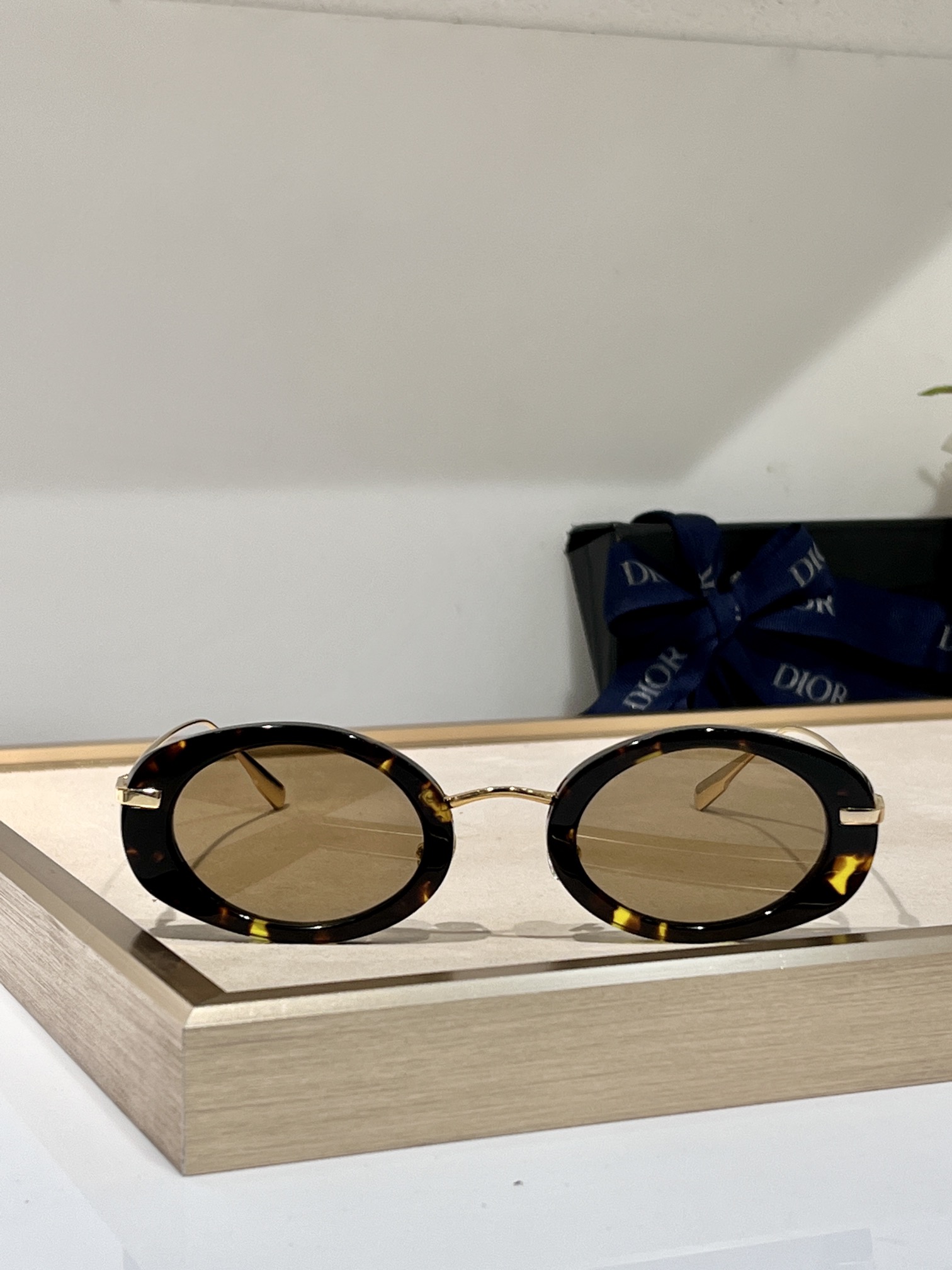 Dior
Mod：HyPnotic2
Size：47-16-145
椭圆窄框
每一付独立编码
跟足原版