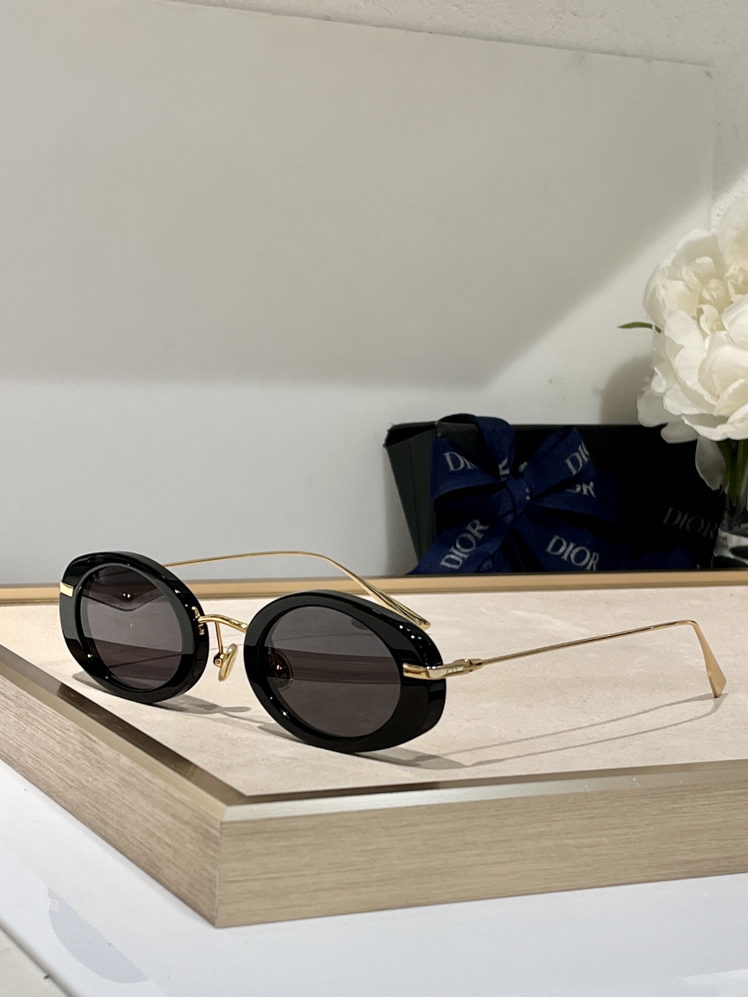  Dior
Mod：HyPnotic2
Size：47-16-145
椭圆窄框
每一付独立编码
跟足原版