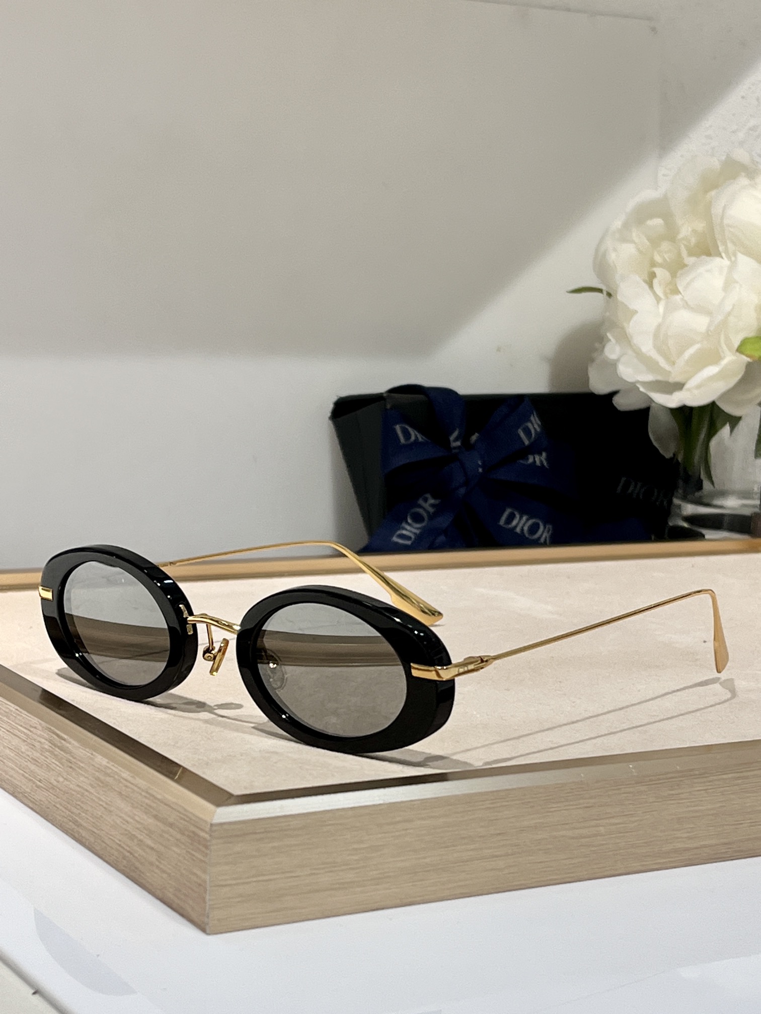  Dior
Mod：HyPnotic2
Size：47-16-145
椭圆窄框
每一付独立编码
跟足原版