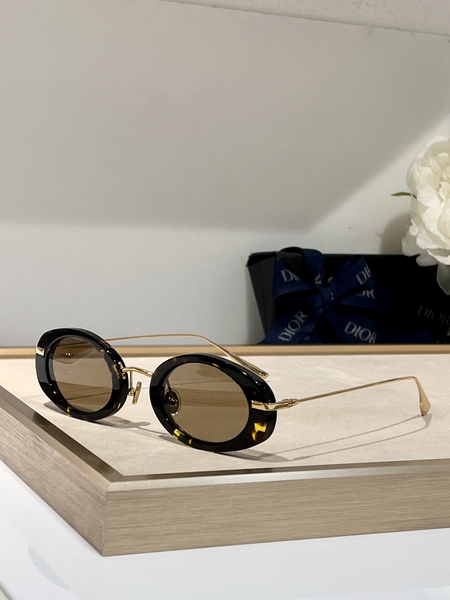  Dior
Mod：HyPnotic2
Size：47-16-145
椭圆窄框
每一付独立编码
跟足原版