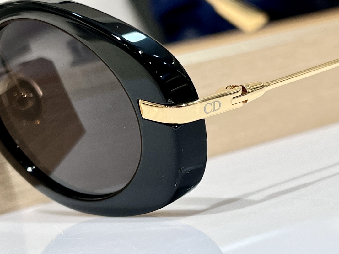  Dior
Mod：HyPnotic2
Size：47-16-145
椭圆窄框
每一付独立编码
跟足原版