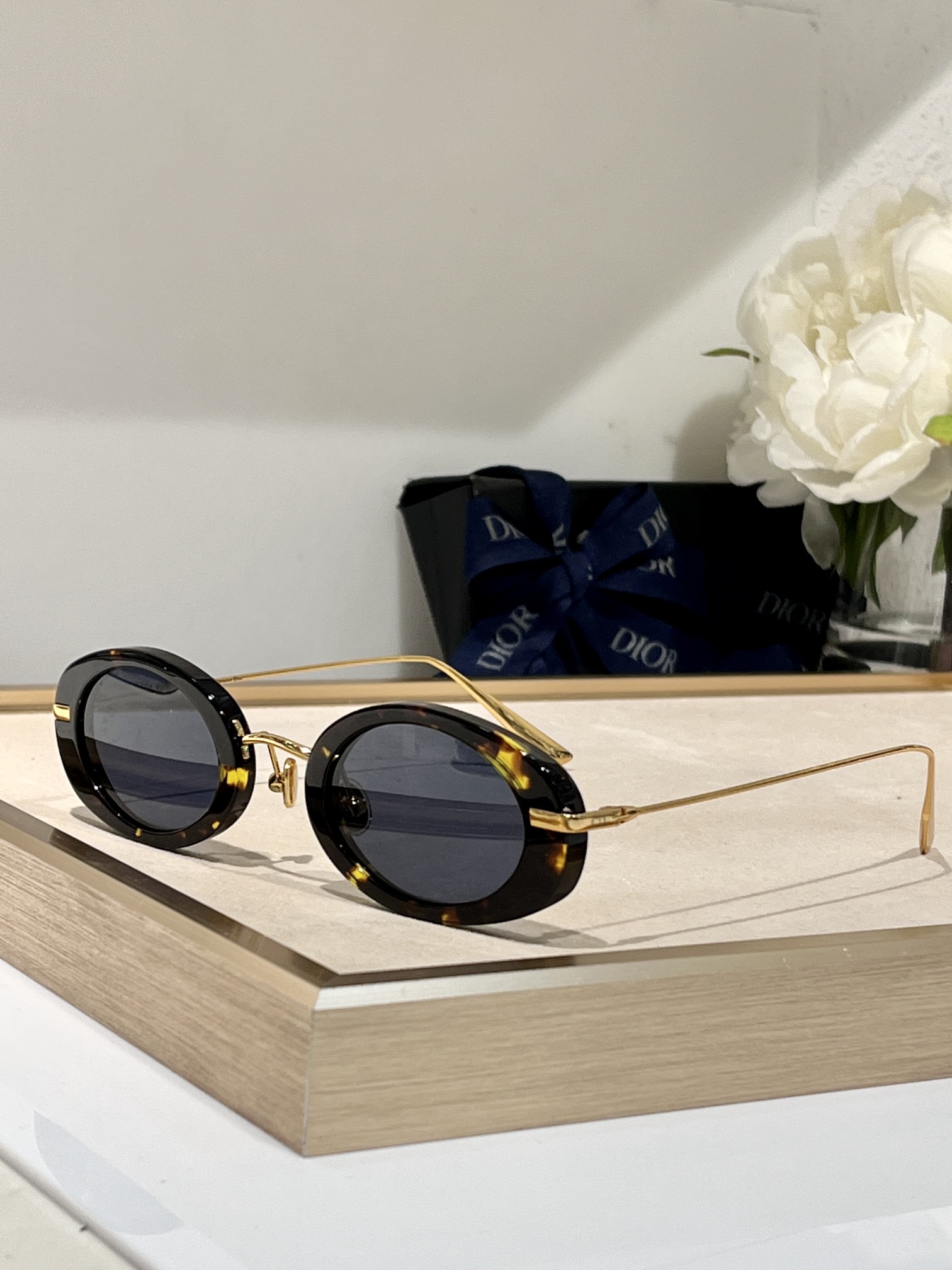  Dior
Mod：HyPnotic2
Size：47-16-145
椭圆窄框
每一付独立编码
跟足原版
