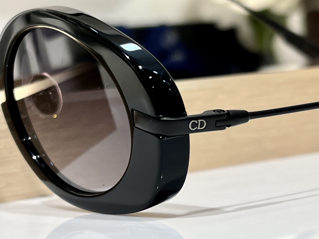  Dior
Mod：HyPnotic2
Size：47-16-145
椭圆窄框
每一付独立编码
跟足原版
