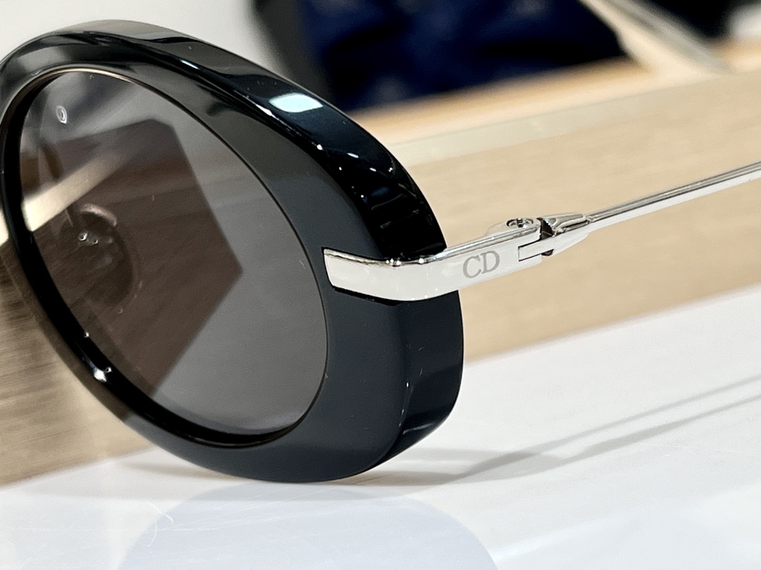  Dior
Mod：HyPnotic2
Size：47-16-145
椭圆窄框
每一付独立编码
跟足原版