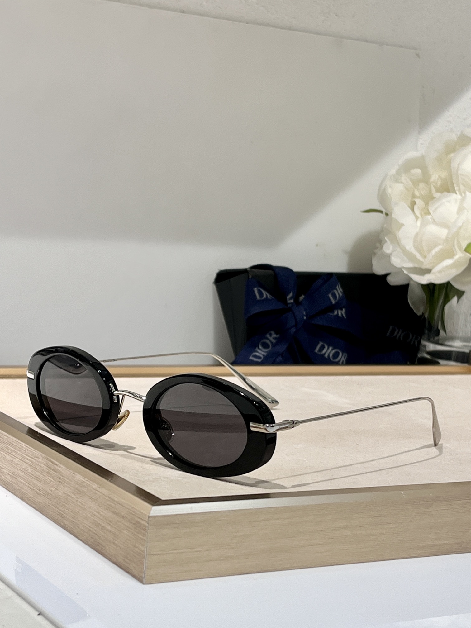  Dior
Mod：HyPnotic2
Size：47-16-145
椭圆窄框
每一付独立编码
跟足原版