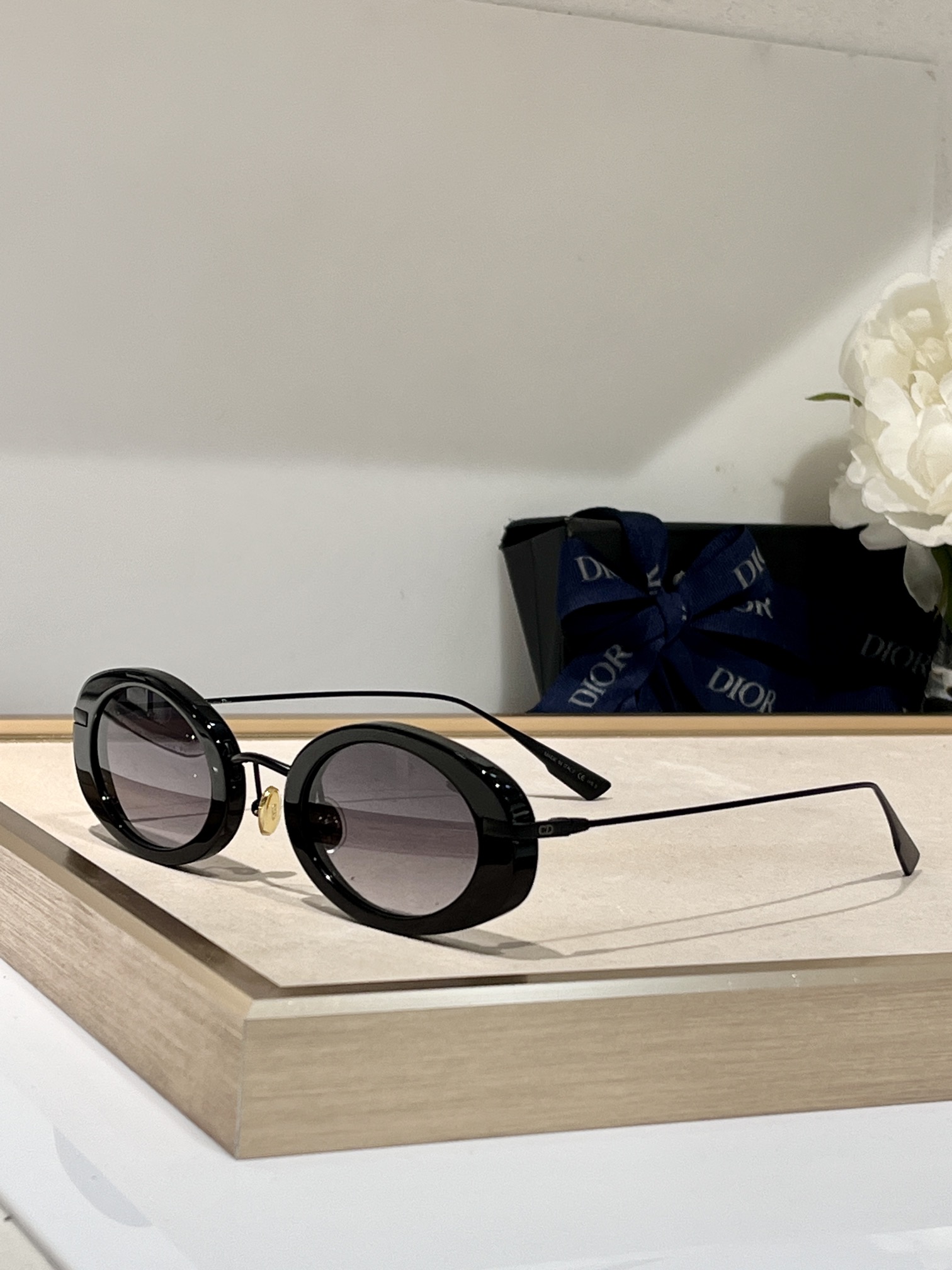  Dior
Mod：HyPnotic2
Size：47-16-145
椭圆窄框
每一付独立编码
跟足原版